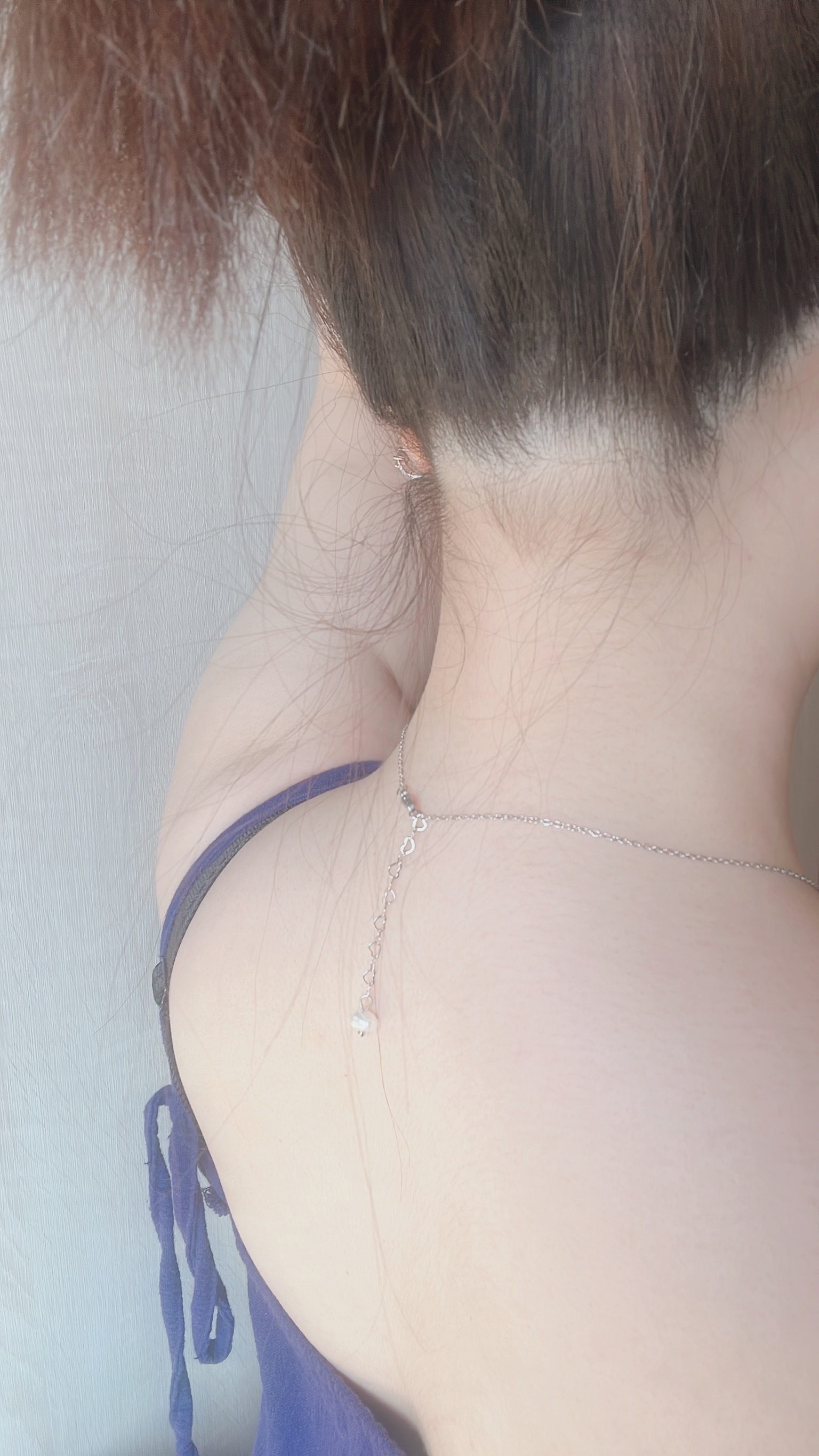 這款不對稱珍珠項鍊 一邊是許多小顆、優雅獨特的巴洛克珍珠 一邊是單純氣質的銀色素鍊 相遇後 用浪漫大顆的巴洛克珍珠結尾🤍 像在訴說雖然看起來很不同的兩個人 有著浪漫的相遇 為彼此神魂顛倒 命中註定的相愛 成為彼此心中珍貴的人💞