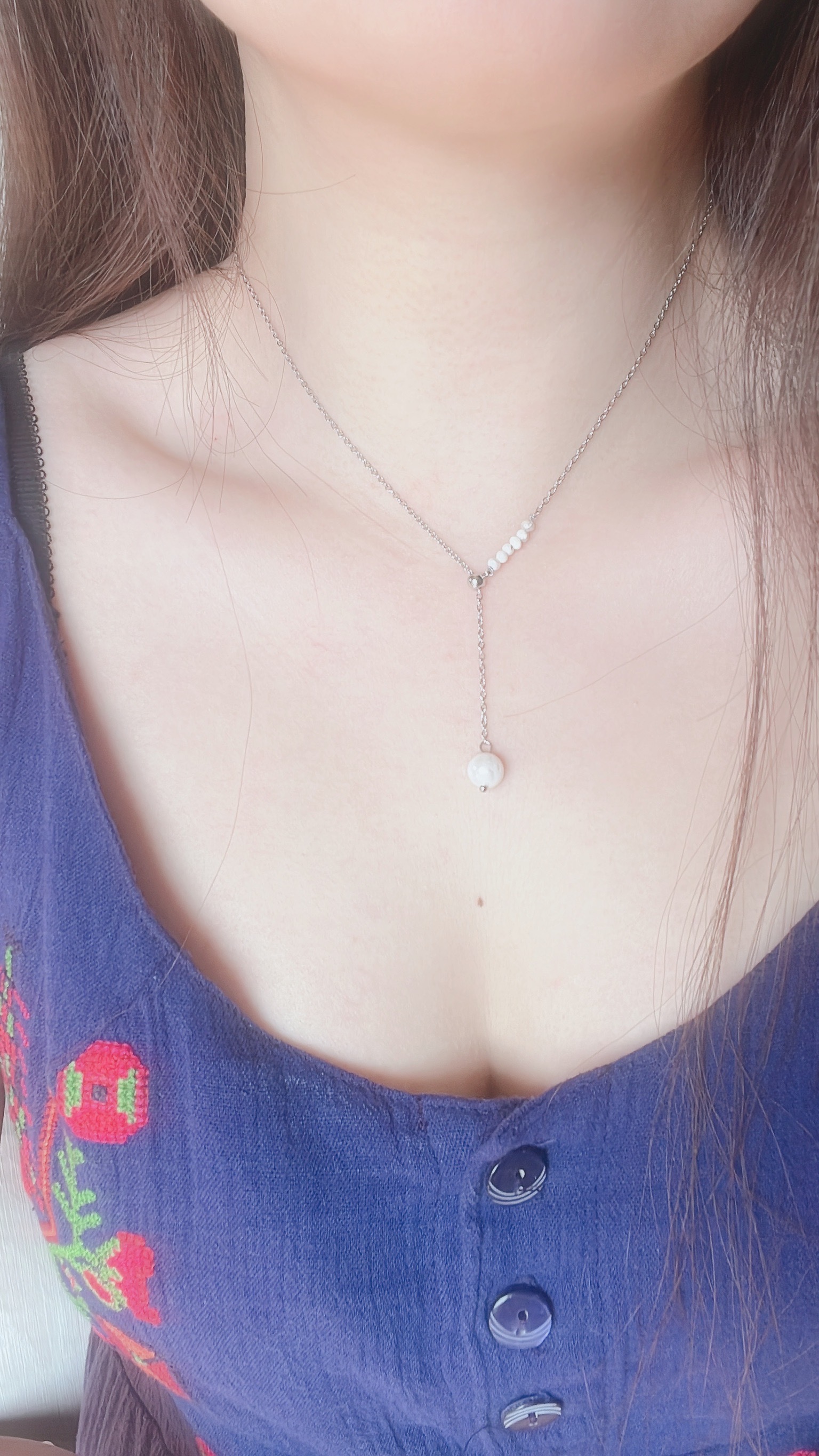 這款不對稱珍珠項鍊 一邊是許多小顆、優雅獨特的巴洛克珍珠 一邊是單純氣質的銀色素鍊 相遇後 用浪漫大顆的巴洛克珍珠結尾🤍 像在訴說雖然看起來很不同的兩個人 有著浪漫的相遇 為彼此神魂顛倒 命中註定的相愛 成為彼此心中珍貴的人💞