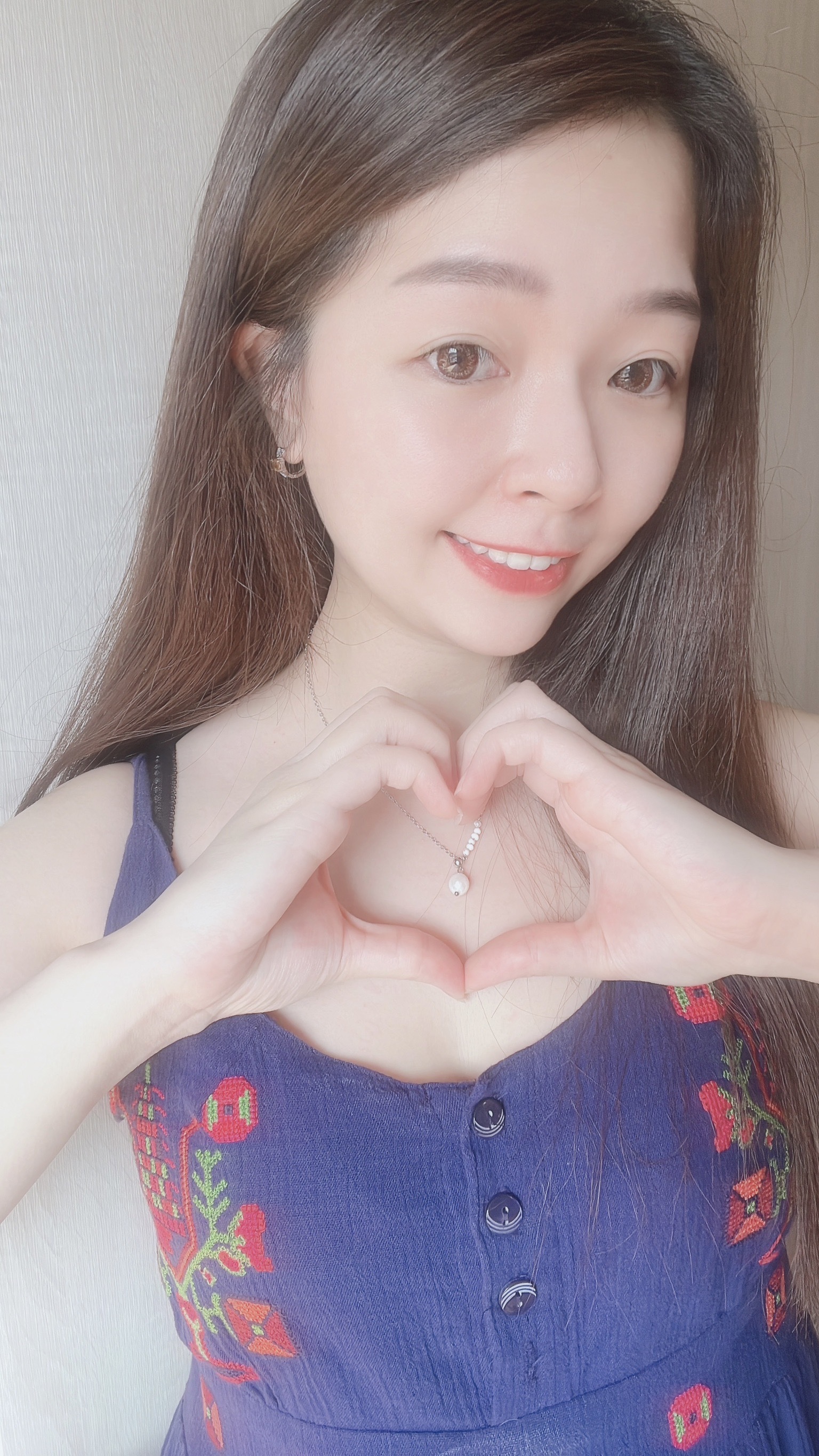 這款不對稱珍珠項鍊 一邊是許多小顆、優雅獨特的巴洛克珍珠 一邊是單純氣質的銀色素鍊 相遇後 用浪漫大顆的巴洛克珍珠結尾🤍 像在訴說雖然看起來很不同的兩個人 有著浪漫的相遇 為彼此神魂顛倒 命中註定的相愛 成為彼此心中珍貴的人💞