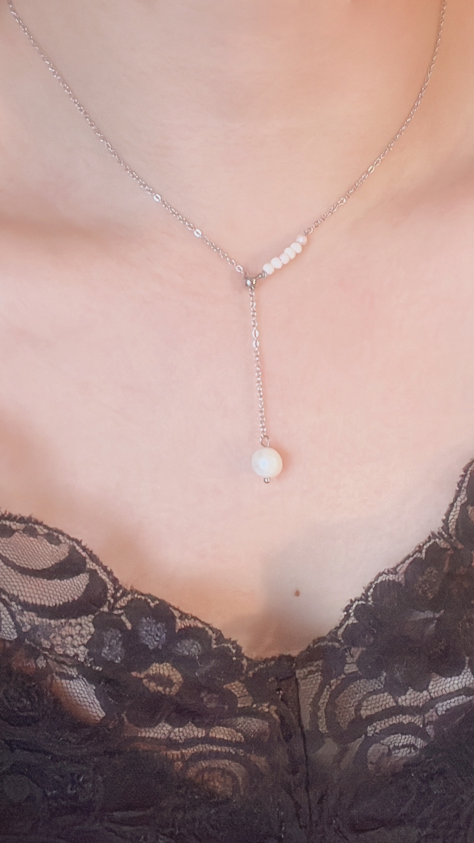 這款不對稱珍珠項鍊 一邊是許多小顆、優雅獨特的巴洛克珍珠 一邊是單純氣質的銀色素鍊 相遇後 用浪漫大顆的巴洛克珍珠結尾🤍 像在訴說雖然看起來很不同的兩個人 有著浪漫的相遇 為彼此神魂顛倒 命中註定的相愛 成為彼此心中珍貴的人💞