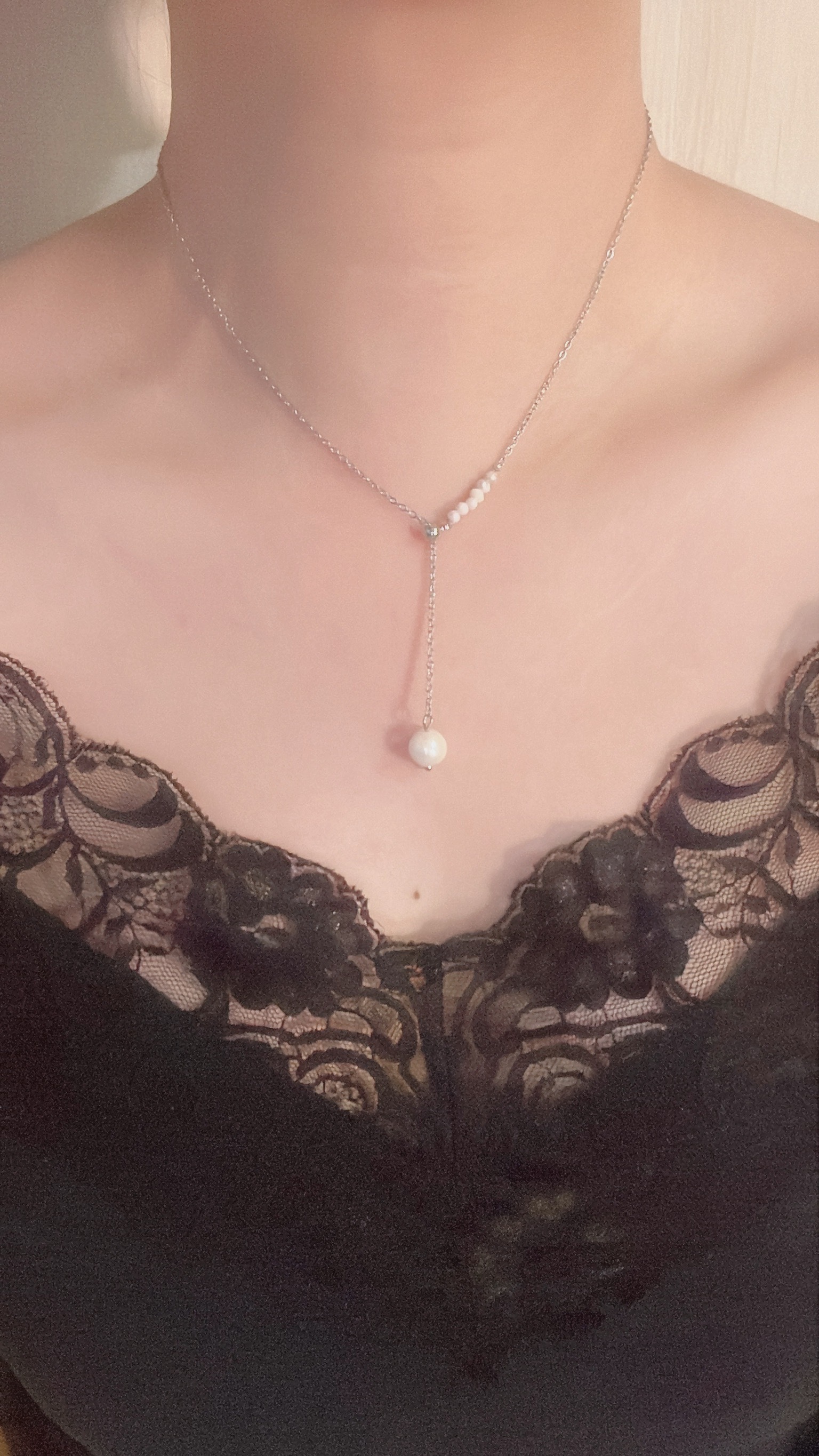 這款不對稱珍珠項鍊 一邊是許多小顆、優雅獨特的巴洛克珍珠 一邊是單純氣質的銀色素鍊 相遇後 用浪漫大顆的巴洛克珍珠結尾🤍 像在訴說雖然看起來很不同的兩個人 有著浪漫的相遇 為彼此神魂顛倒 命中註定的相愛 成為彼此心中珍貴的人💞