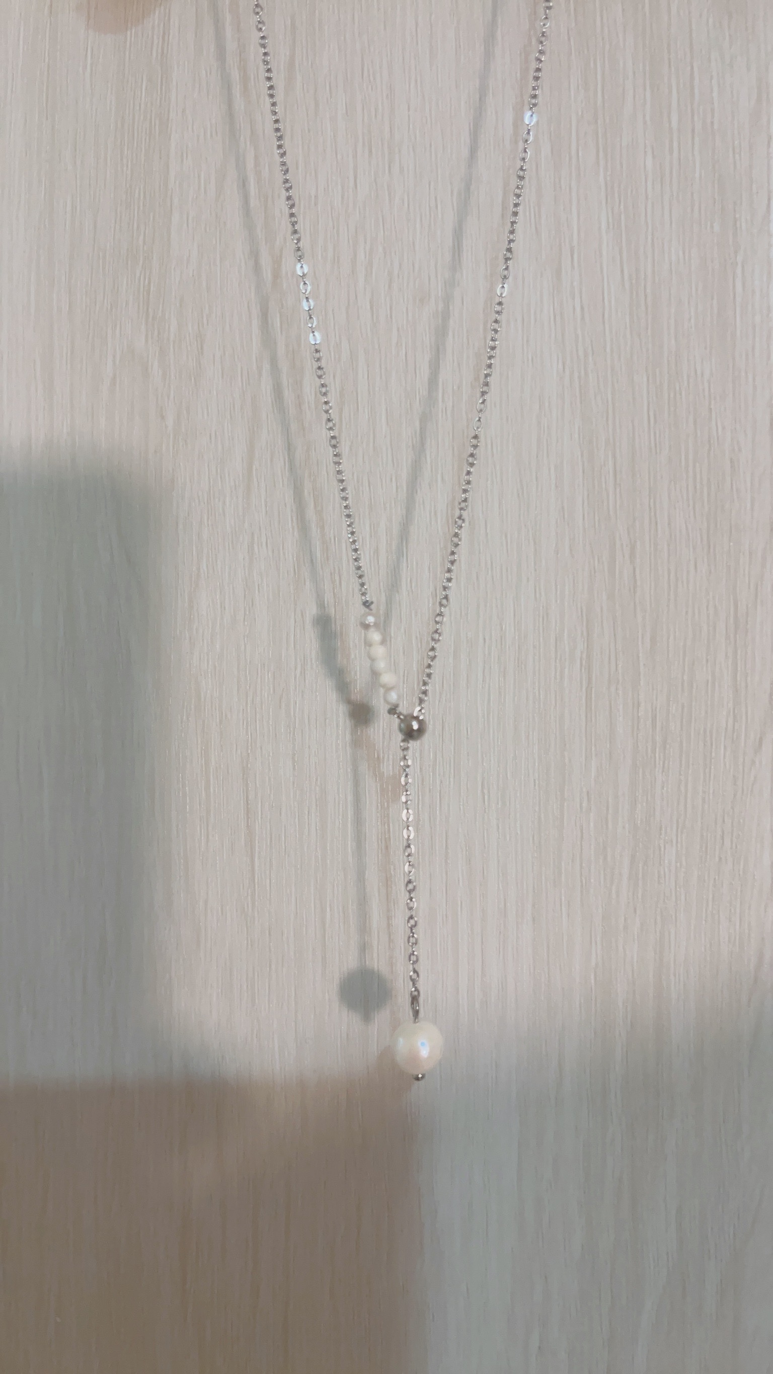 這款不對稱珍珠項鍊 一邊是許多小顆、優雅獨特的巴洛克珍珠 一邊是單純氣質的銀色素鍊 相遇後 用浪漫大顆的巴洛克珍珠結尾🤍 像在訴說雖然看起來很不同的兩個人 有著浪漫的相遇 為彼此神魂顛倒 命中註定的相愛 成為彼此心中珍貴的人💞