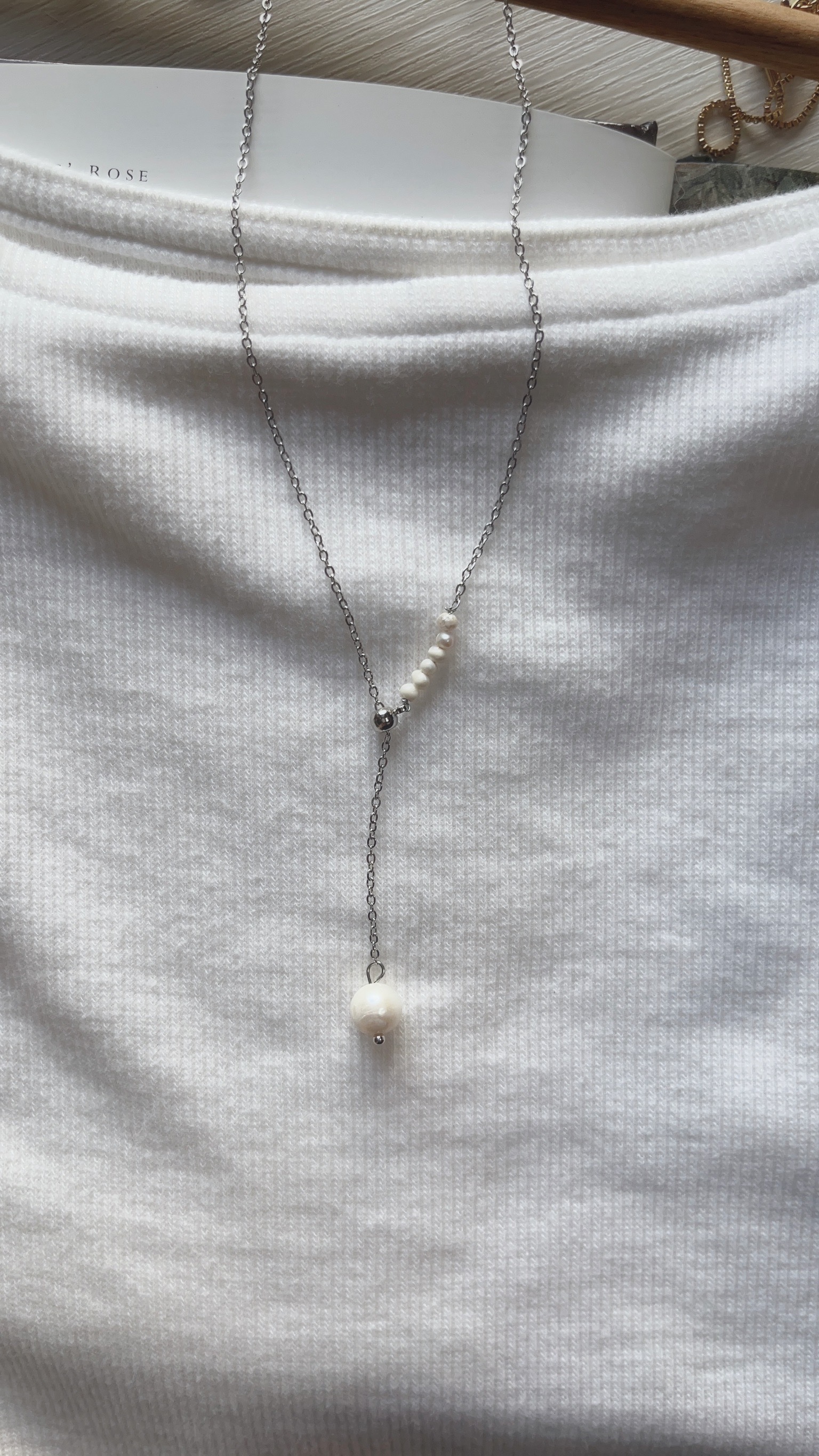 這款不對稱珍珠項鍊 一邊是許多小顆、優雅獨特的巴洛克珍珠 一邊是單純氣質的銀色素鍊 相遇後 用浪漫大顆的巴洛克珍珠結尾🤍 像在訴說雖然看起來很不同的兩個人 有著浪漫的相遇 為彼此神魂顛倒 命中註定的相愛 成為彼此心中珍貴的人💞