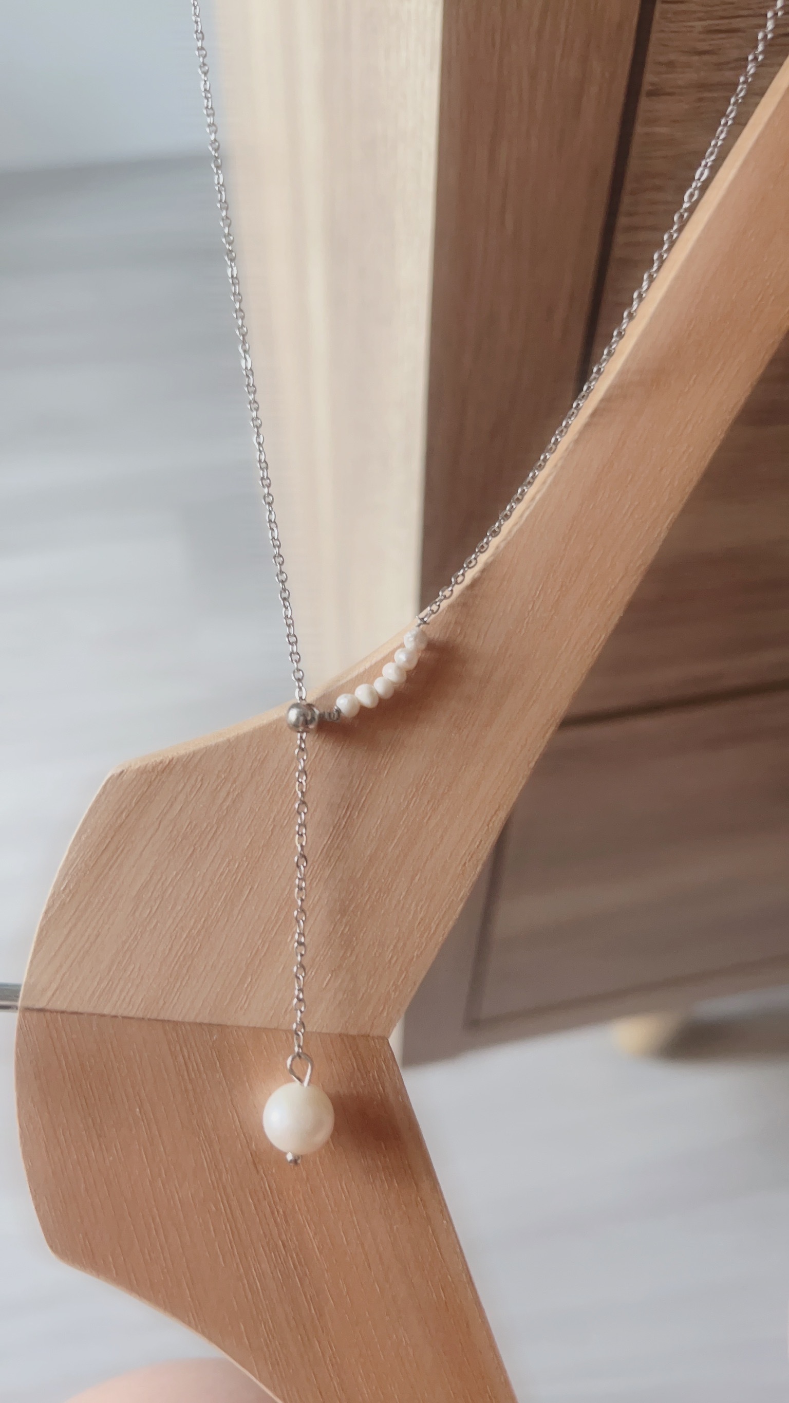 這款不對稱珍珠項鍊 一邊是許多小顆、優雅獨特的巴洛克珍珠 一邊是單純氣質的銀色素鍊 相遇後 用浪漫大顆的巴洛克珍珠結尾🤍 像在訴說雖然看起來很不同的兩個人 有著浪漫的相遇 為彼此神魂顛倒 命中註定的相愛 成為彼此心中珍貴的人💞