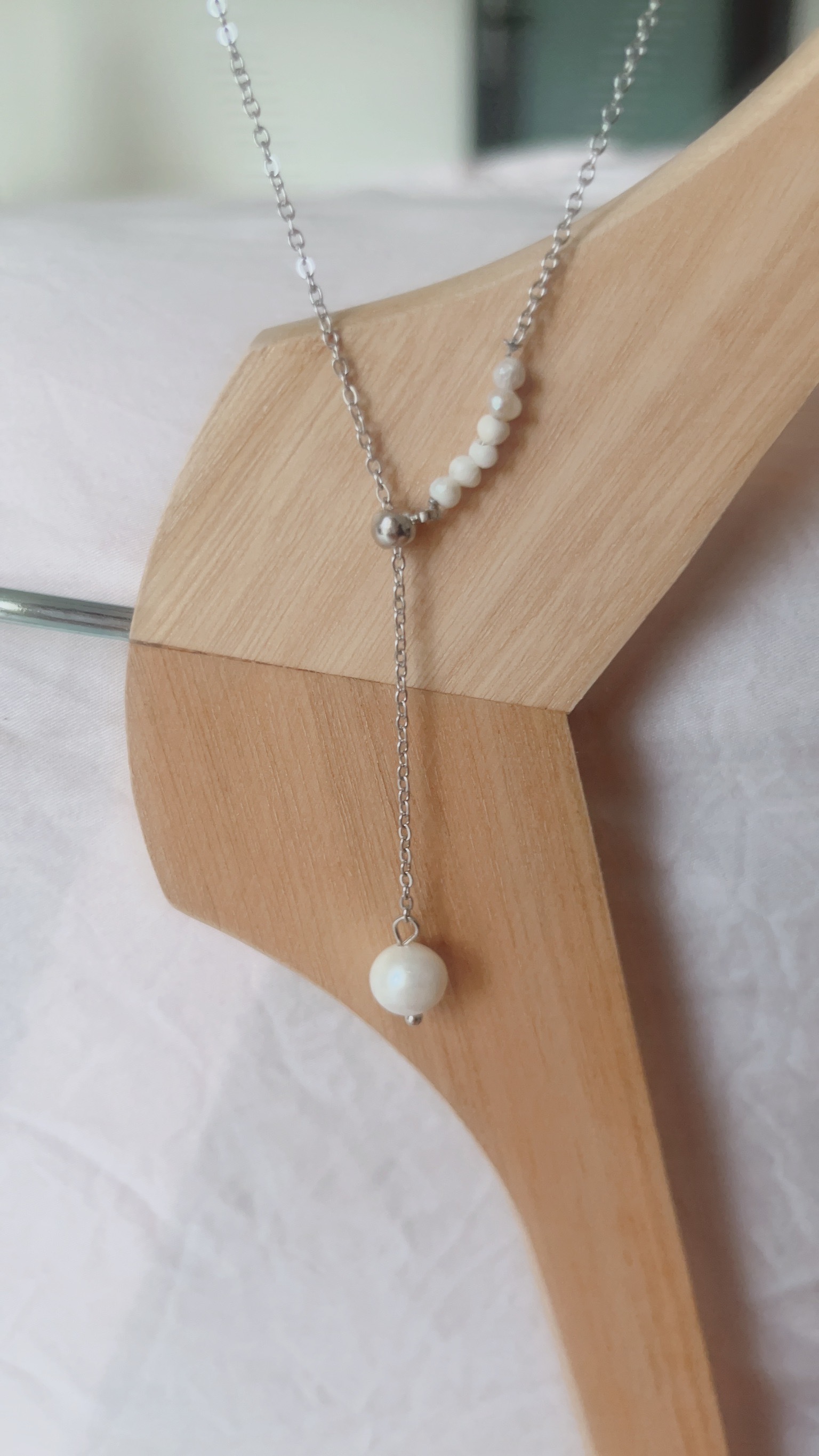 這款不對稱珍珠項鍊 一邊是許多小顆、優雅獨特的巴洛克珍珠 一邊是單純氣質的銀色素鍊 相遇後 用浪漫大顆的巴洛克珍珠結尾🤍 像在訴說雖然看起來很不同的兩個人 有著浪漫的相遇 為彼此神魂顛倒 命中註定的相愛 成為彼此心中珍貴的人💞