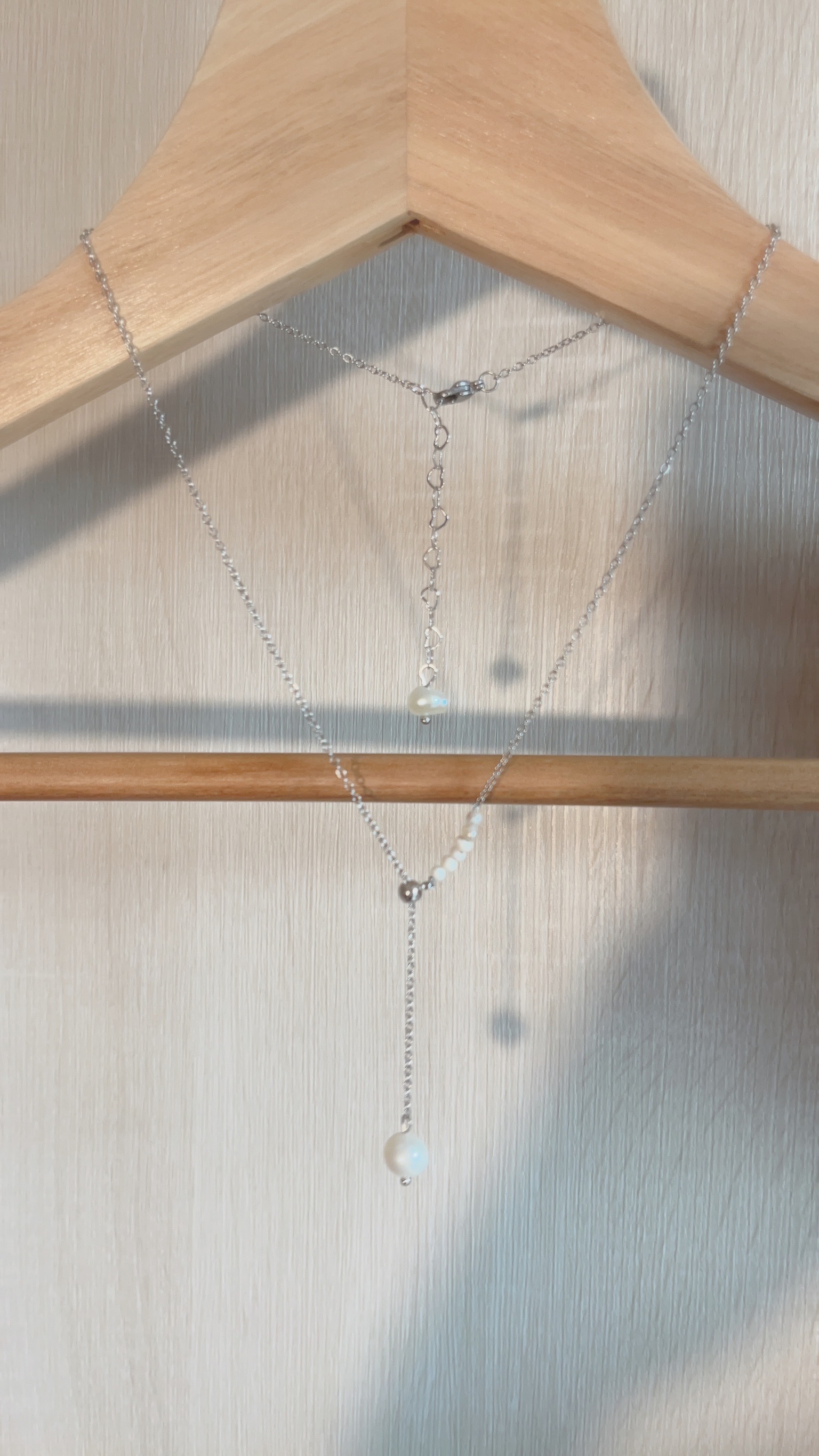 這款不對稱珍珠項鍊 一邊是許多小顆、優雅獨特的巴洛克珍珠 一邊是單純氣質的銀色素鍊 相遇後 用浪漫大顆的巴洛克珍珠結尾🤍 像在訴說雖然看起來很不同的兩個人 有著浪漫的相遇 為彼此神魂顛倒 命中註定的相愛 成為彼此心中珍貴的人💞