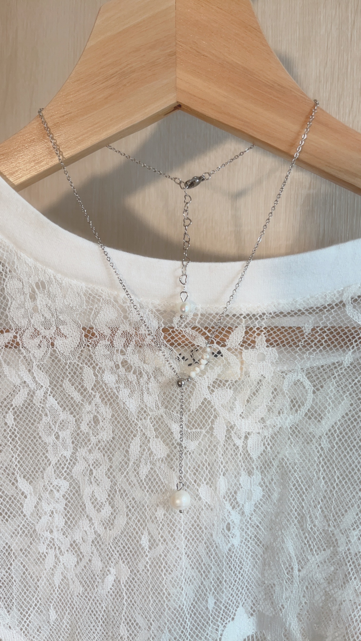 這款不對稱珍珠項鍊 一邊是許多小顆、優雅獨特的巴洛克珍珠 一邊是單純氣質的銀色素鍊 相遇後 用浪漫大顆的巴洛克珍珠結尾🤍 像在訴說雖然看起來很不同的兩個人 有著浪漫的相遇 為彼此神魂顛倒 命中註定的相愛 成為彼此心中珍貴的人💞