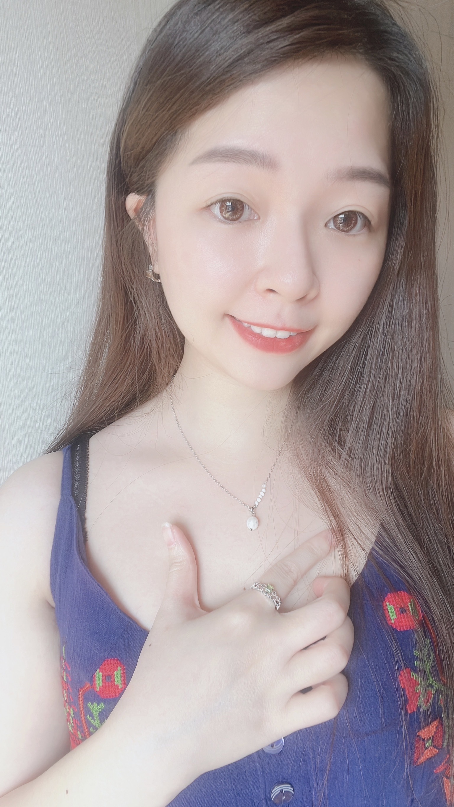 這款不對稱珍珠項鍊 一邊是許多小顆、優雅獨特的巴洛克珍珠 一邊是單純氣質的銀色素鍊 相遇後 用浪漫大顆的巴洛克珍珠結尾🤍 像在訴說雖然看起來很不同的兩個人 有著浪漫的相遇 為彼此神魂顛倒 命中註定的相愛 成為彼此心中珍貴的人💞