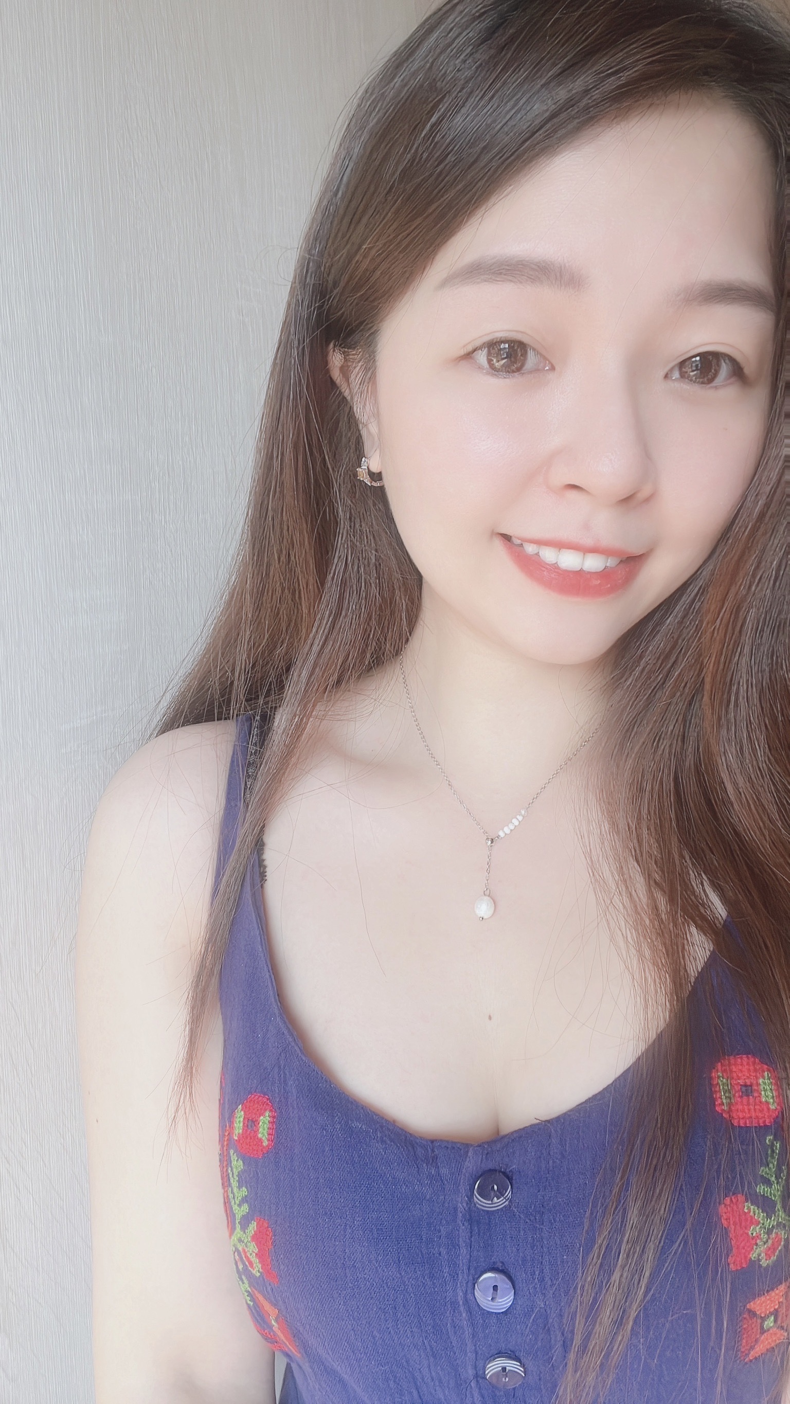 這款不對稱珍珠項鍊 一邊是許多小顆、優雅獨特的巴洛克珍珠 一邊是單純氣質的銀色素鍊 相遇後 用浪漫大顆的巴洛克珍珠結尾🤍 像在訴說雖然看起來很不同的兩個人 有著浪漫的相遇 為彼此神魂顛倒 命中註定的相愛 成為彼此心中珍貴的人💞