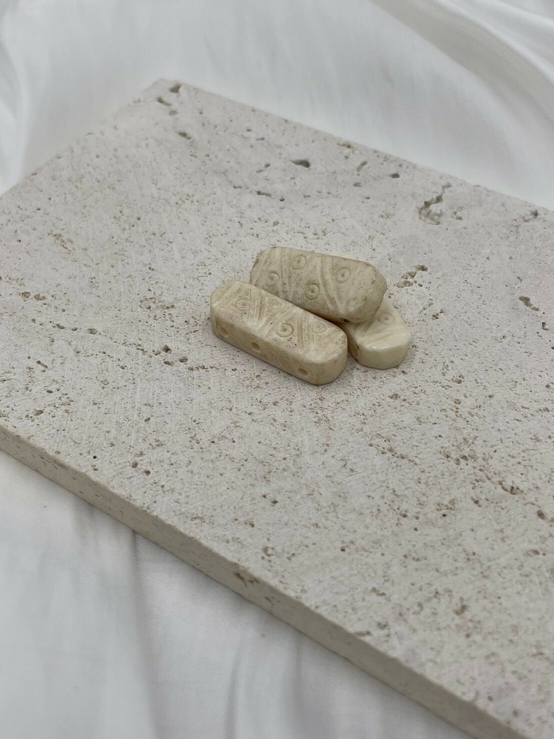 3孔-No.1牛骨圓角乳白色長2.6寬1厚0.6