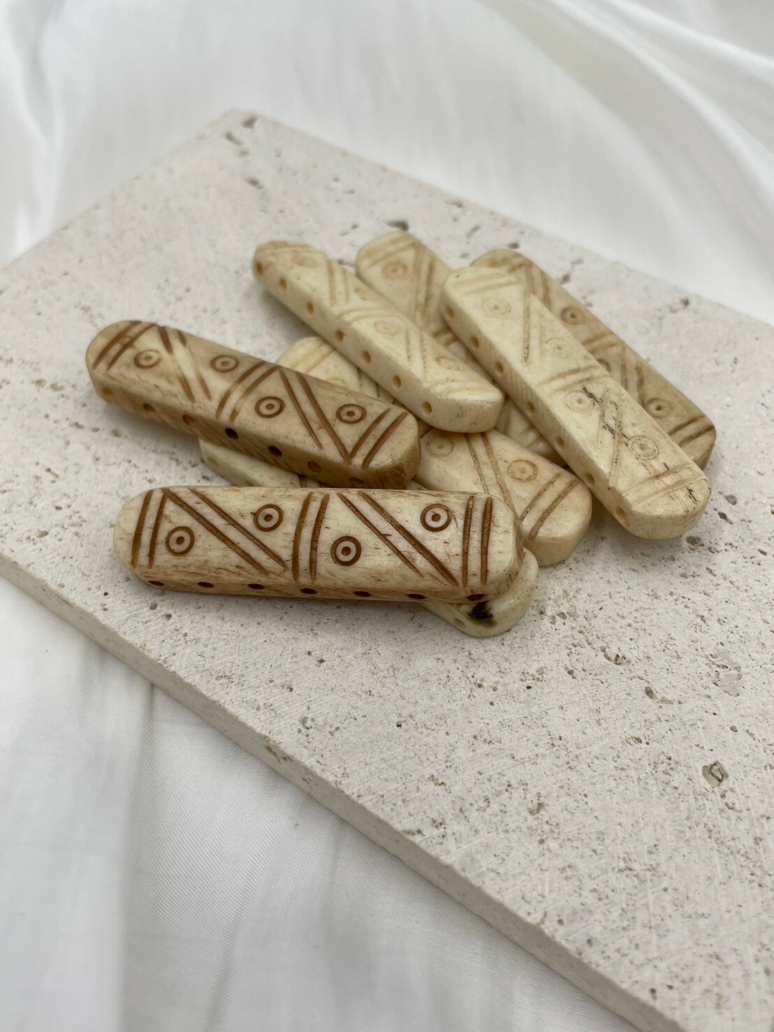 7孔-No.5牛骨圓角淺褐色深紋長5寬1.5厚0.5