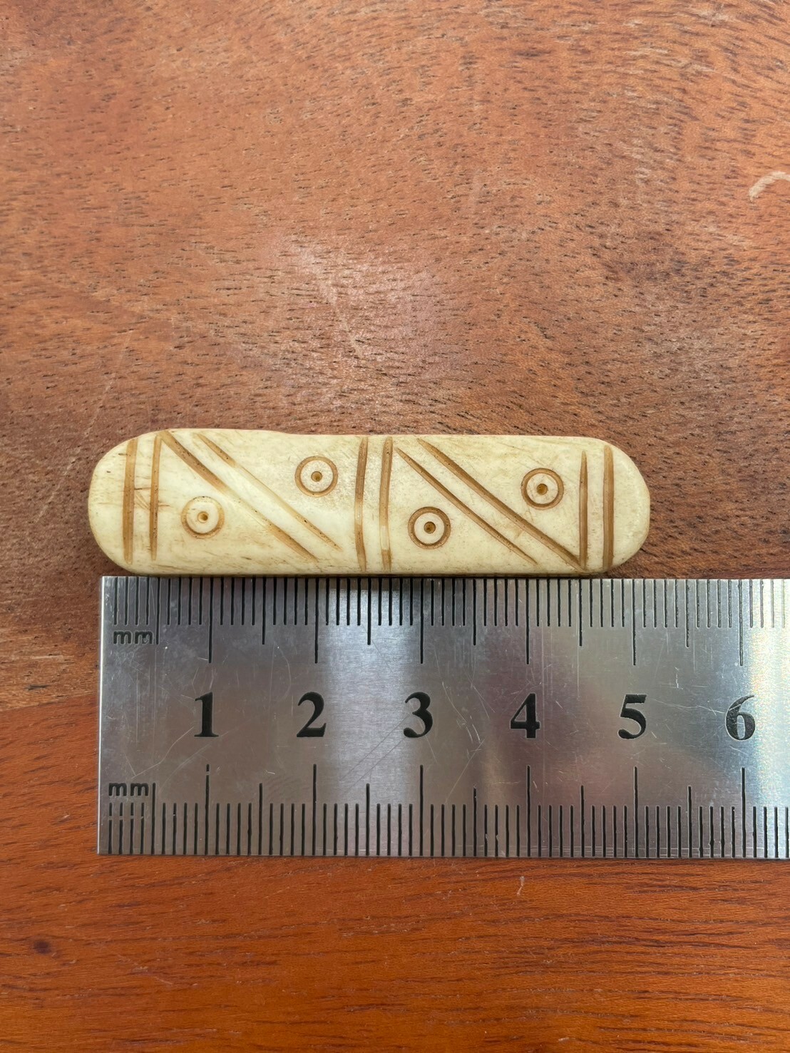7孔-No.5牛骨圓角淺褐色深紋長5寬1.5厚0.5
