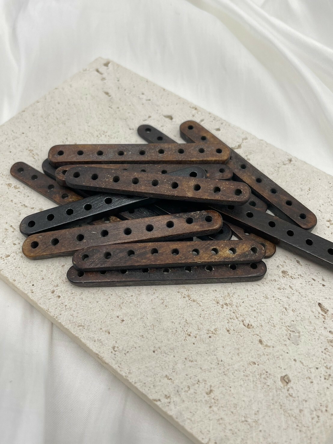 9孔-No.11牛骨窄版深褐隔片長6寬0.8厚0.4