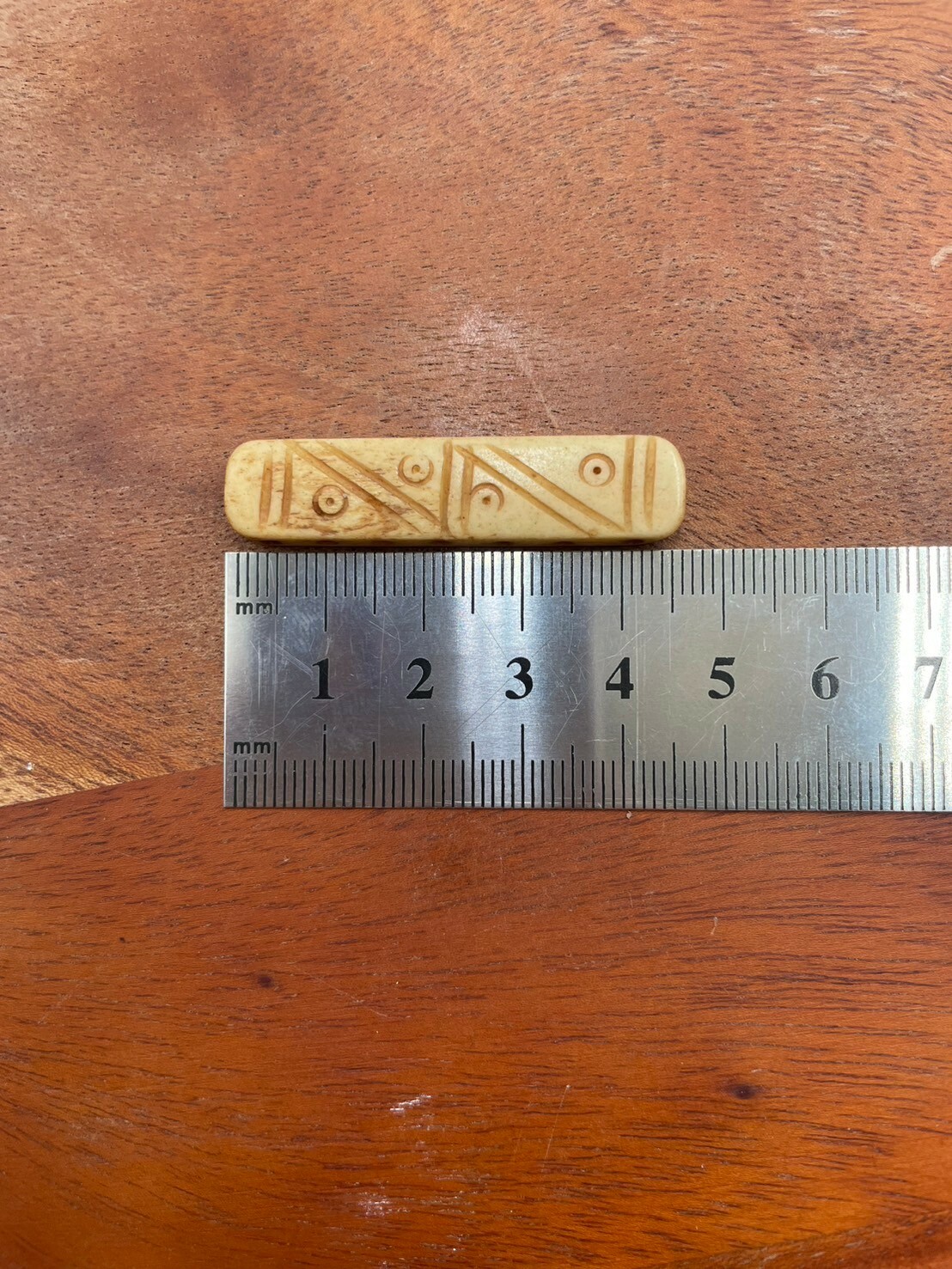 7孔-No.1牛骨圓角淺褐色深紋長4.5寬1厚0.4