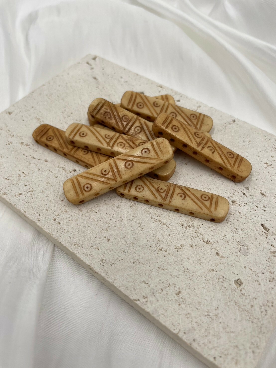 7孔-No.1牛骨圓角淺褐色深紋長4.5寬1厚0.4