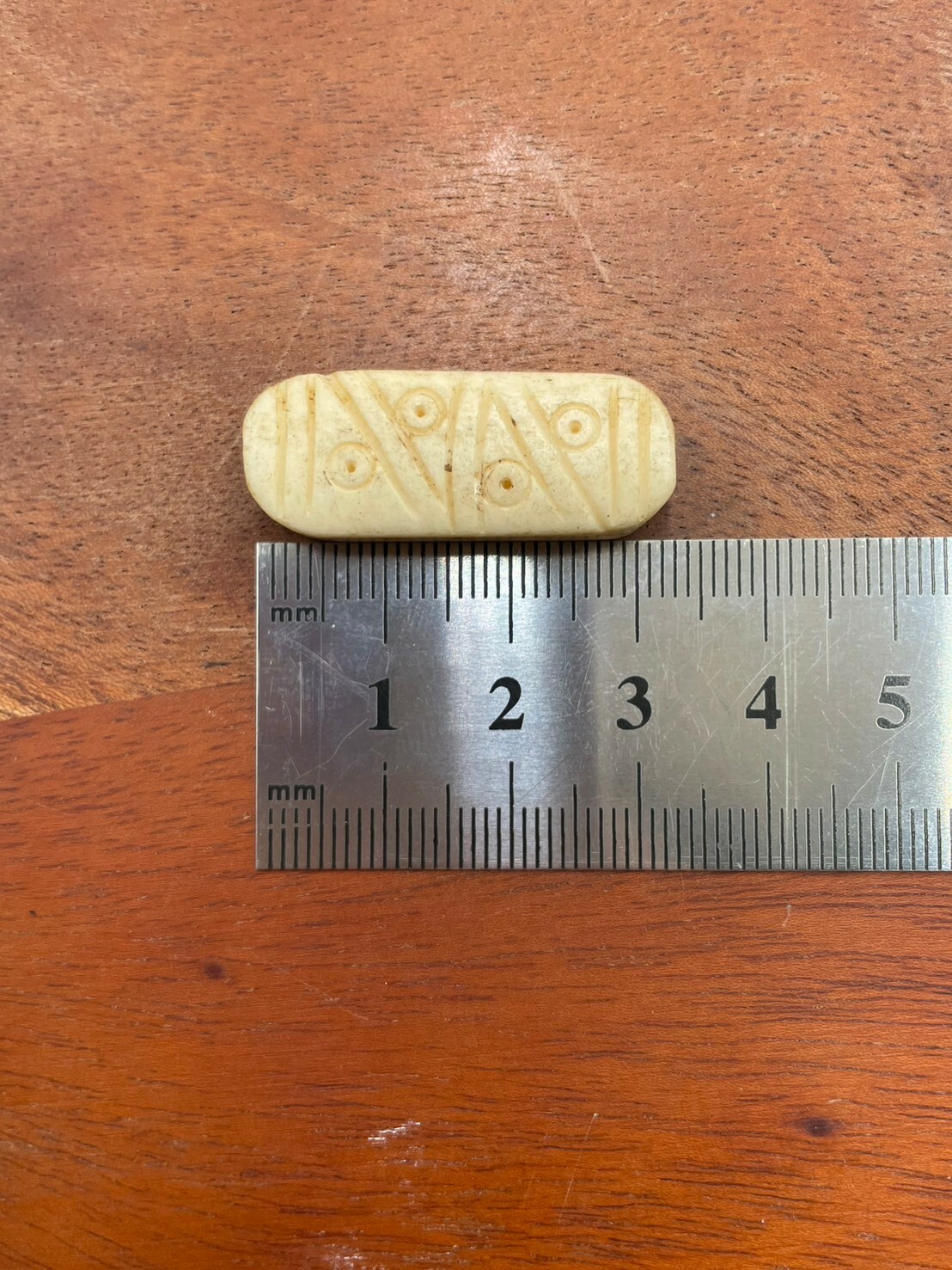 5孔-No.7牛骨圓角淺褐色長3.2寬1厚0.6