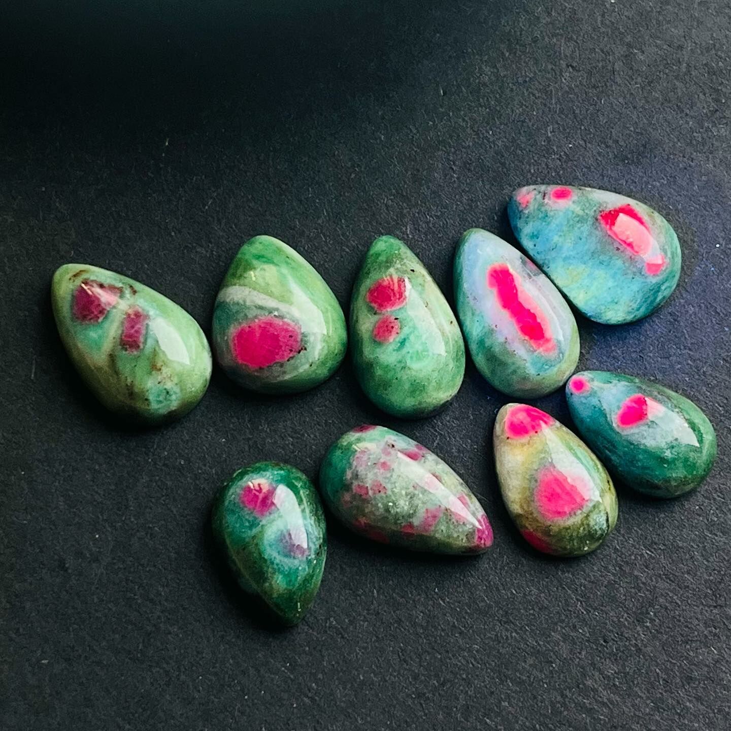 [原石] 高品 紅寶鉻雲母 水晶墜面