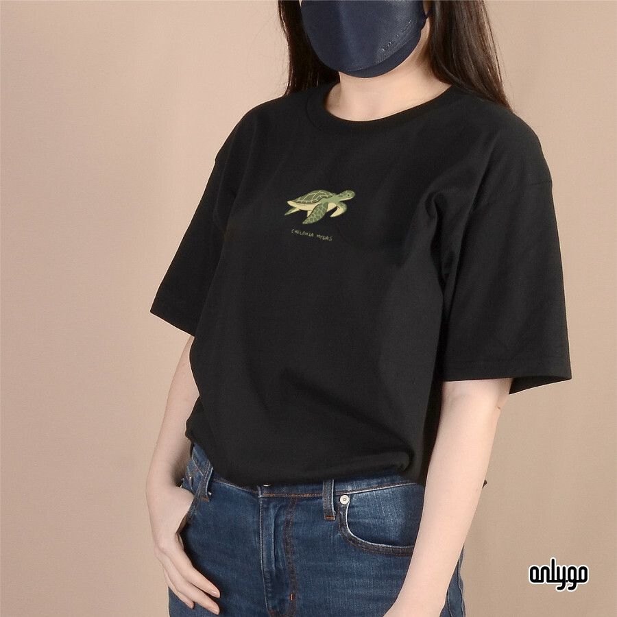 絶滅危惧種グラフィックTシャツ（アオウミガメ）