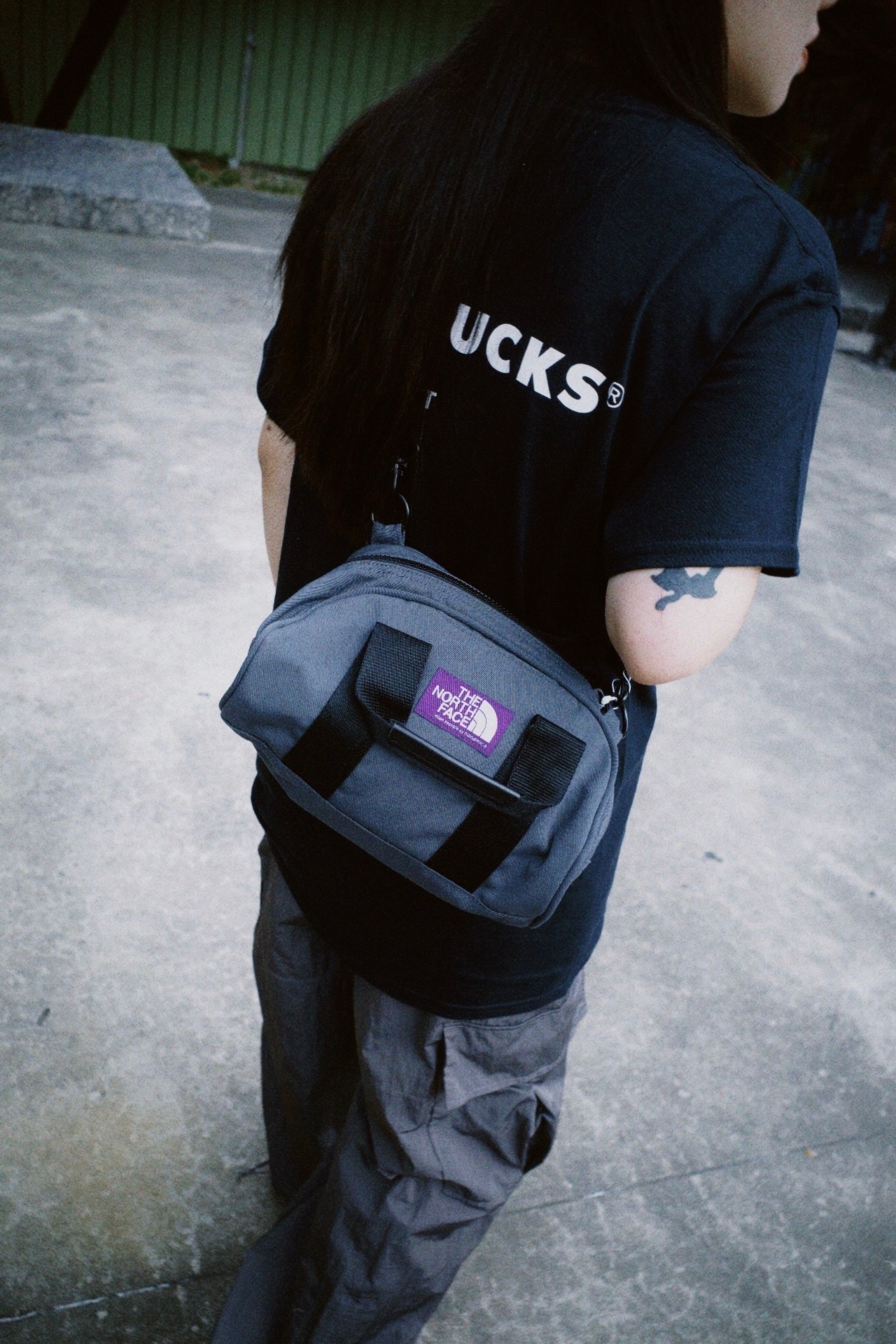 <快速出貨>THE NORTH FACE 紫標肩背 圓桶包 黑