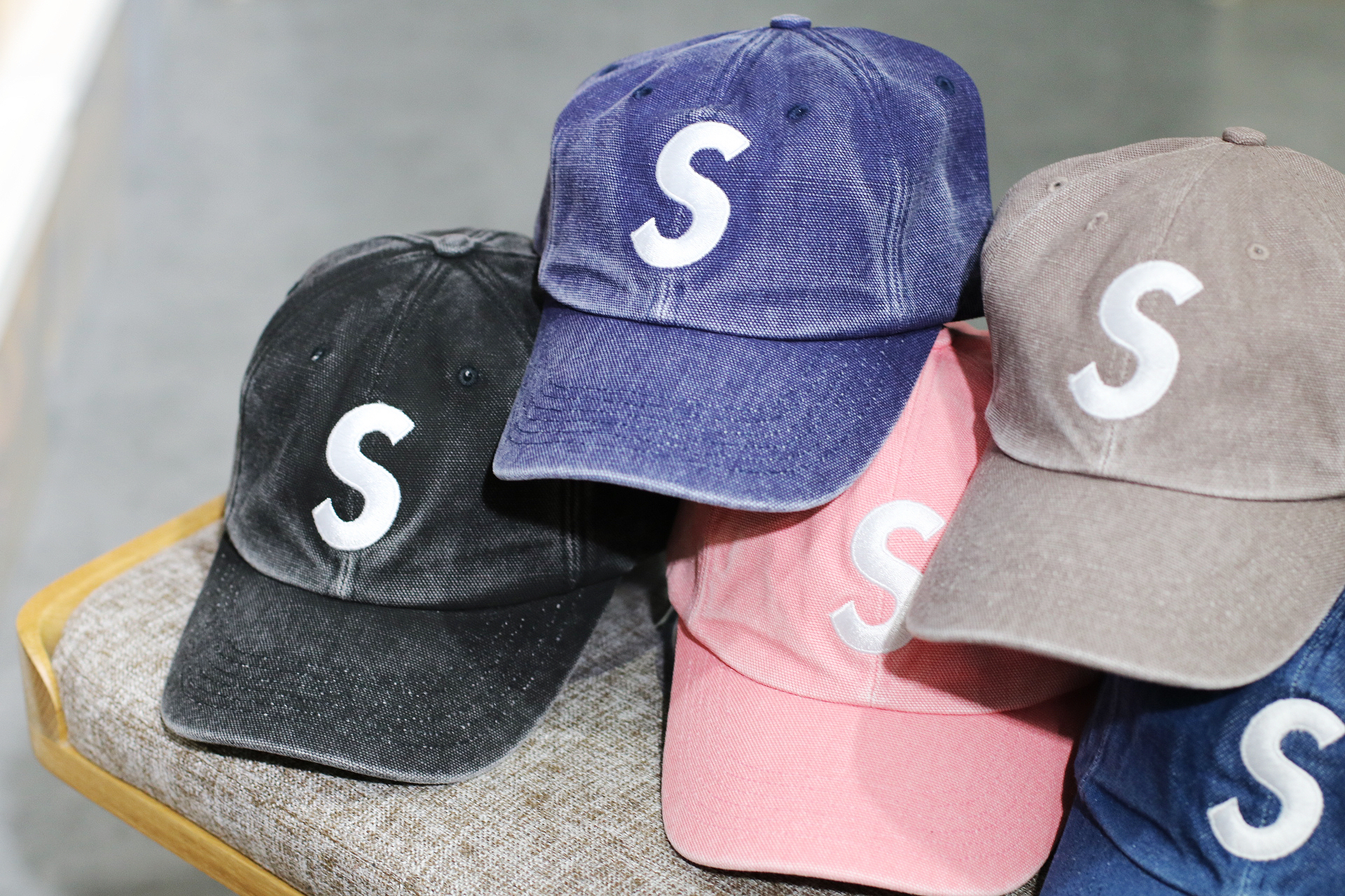 SUPREME FW24 PIGMENT S LOGO 6-PANEL CAP 各色