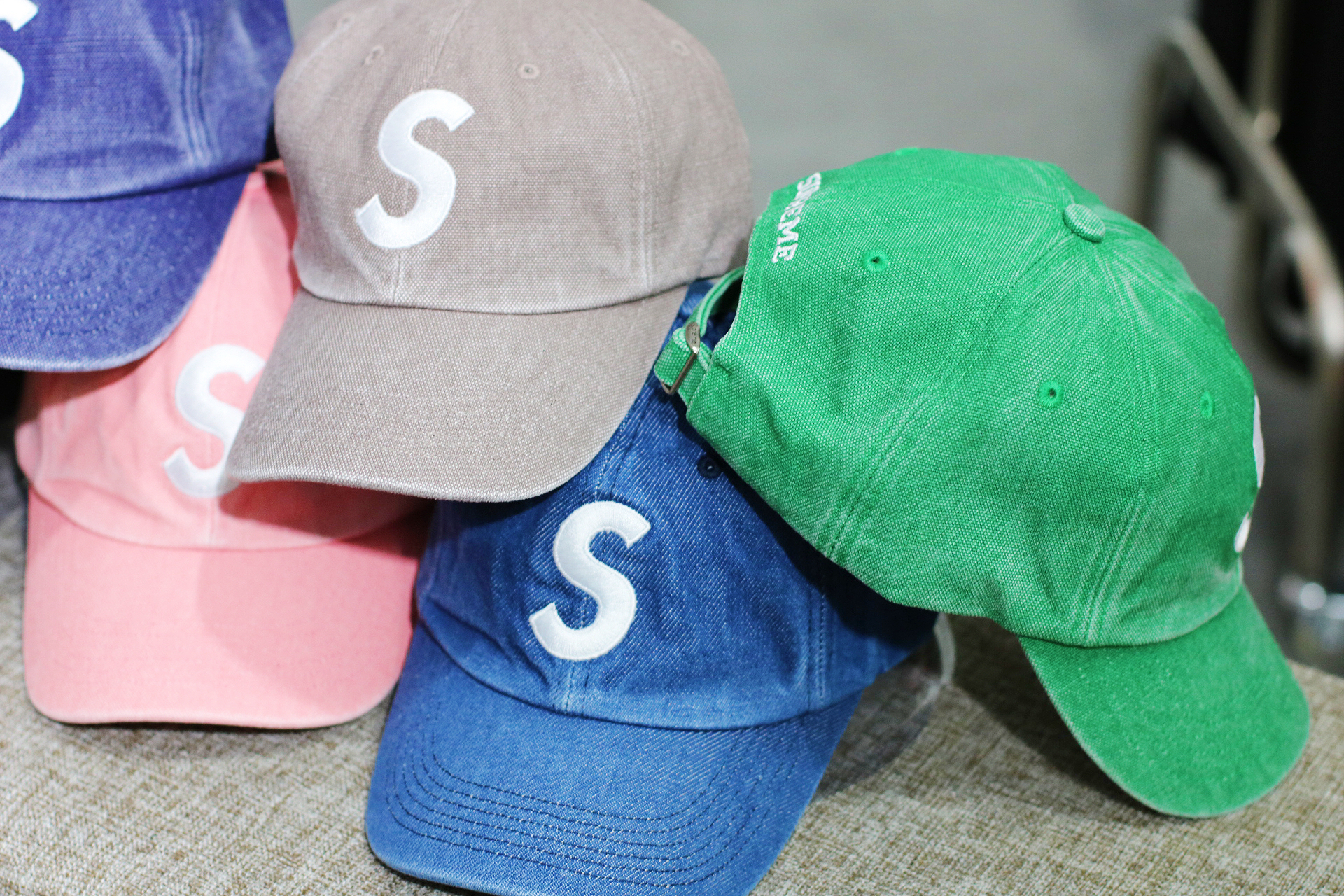 SUPREME FW24 PIGMENT S LOGO 6-PANEL CAP 各色