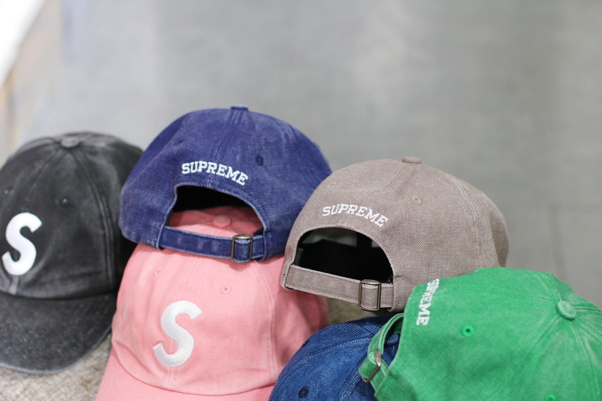 帽子 Supreme Pigment S Logo 6-Panel Navy FW24 Supreme Pigment S Logo 6-Panel Navy - FW24 - US