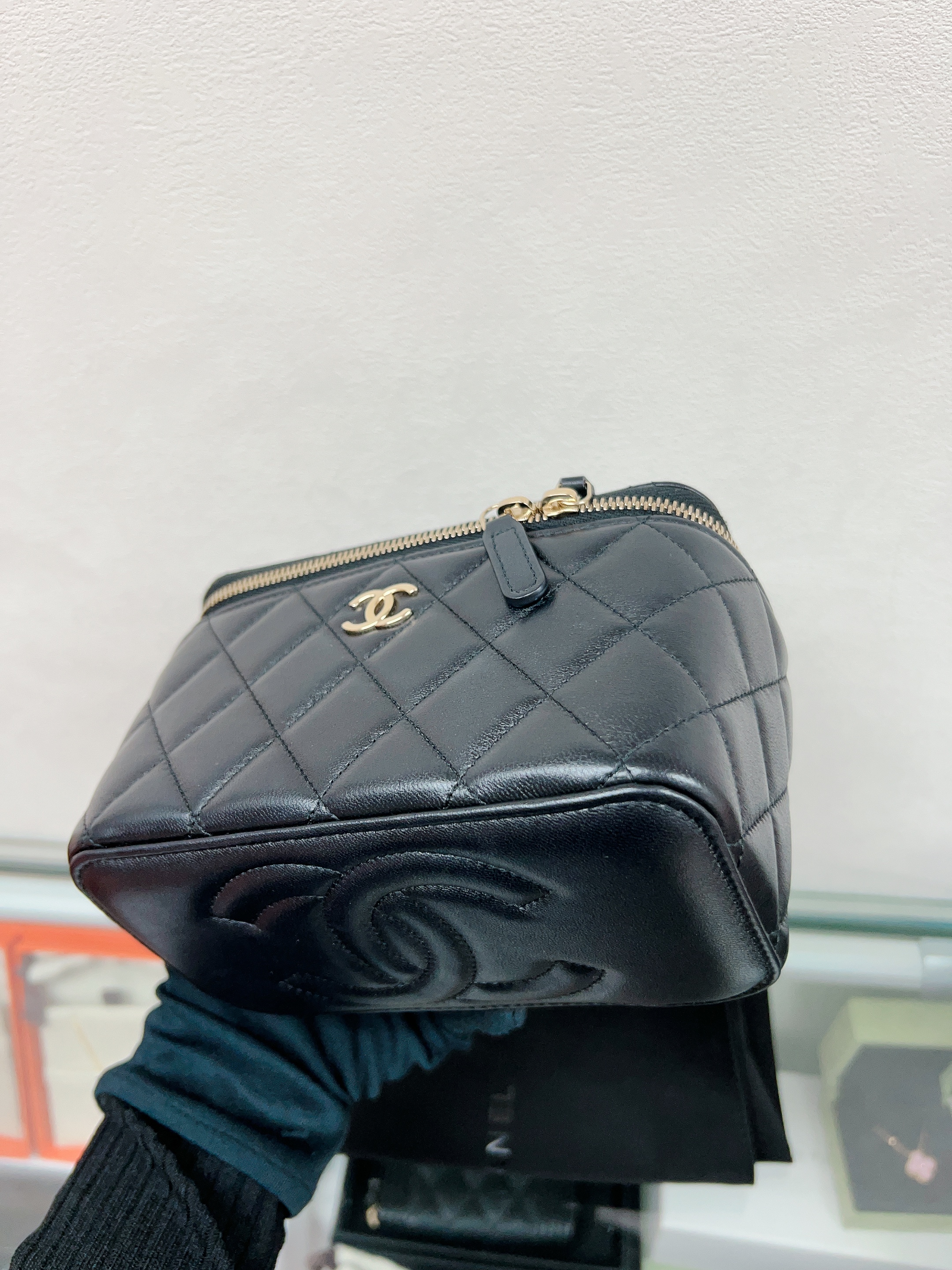 Chanel vanity with handle (black lambskin/ GHW)