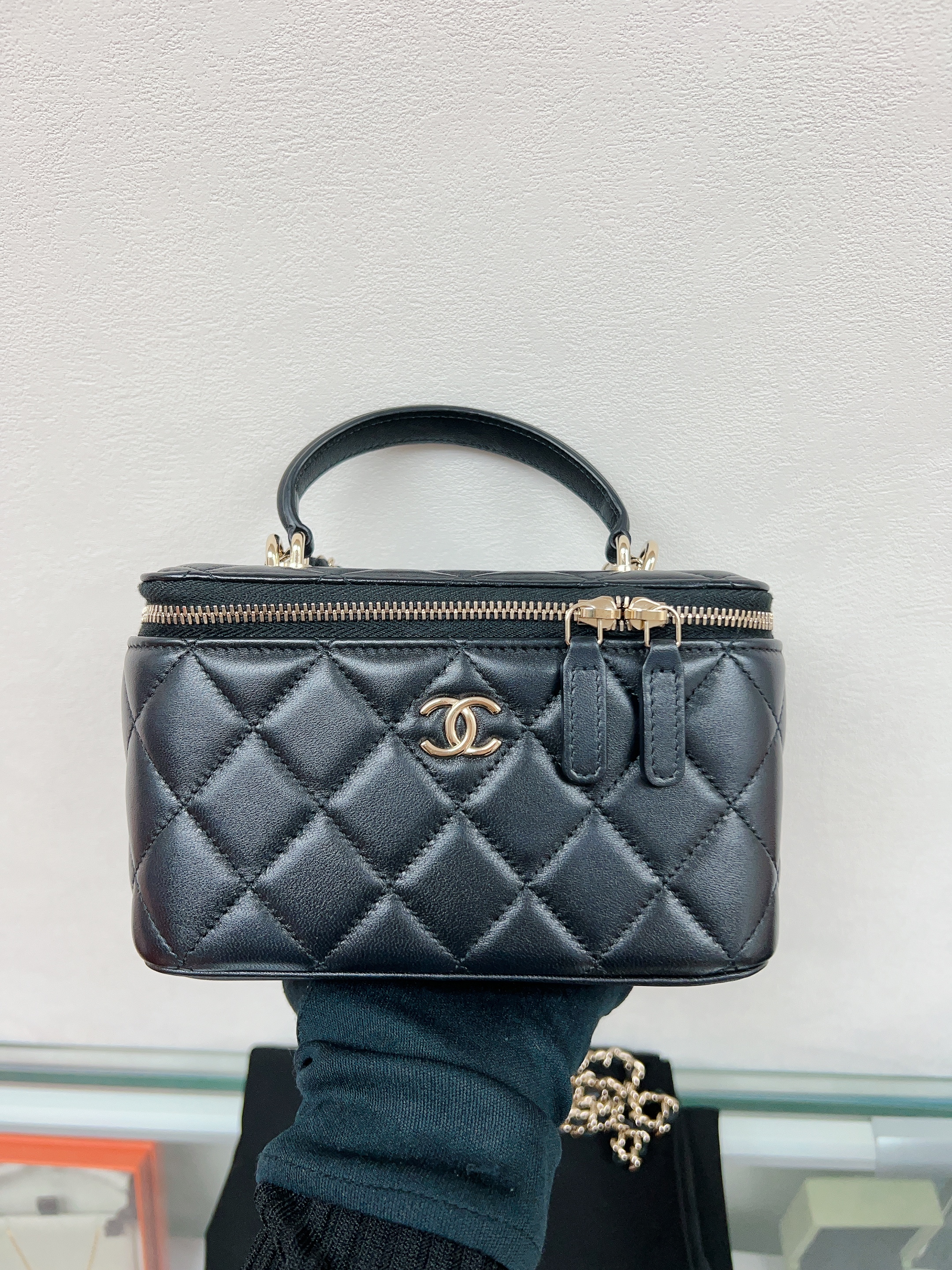 Chanel vanity with handle (black lambskin/ GHW)