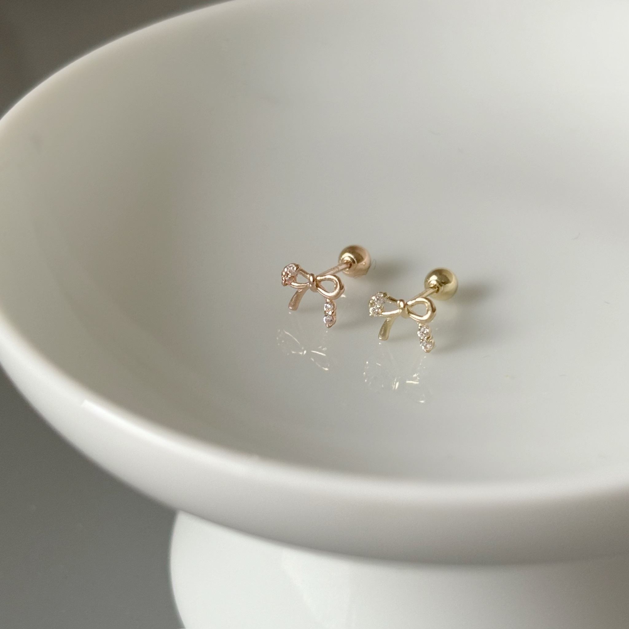 14K不對稱蝴蝶結鋯石轉珠耳環