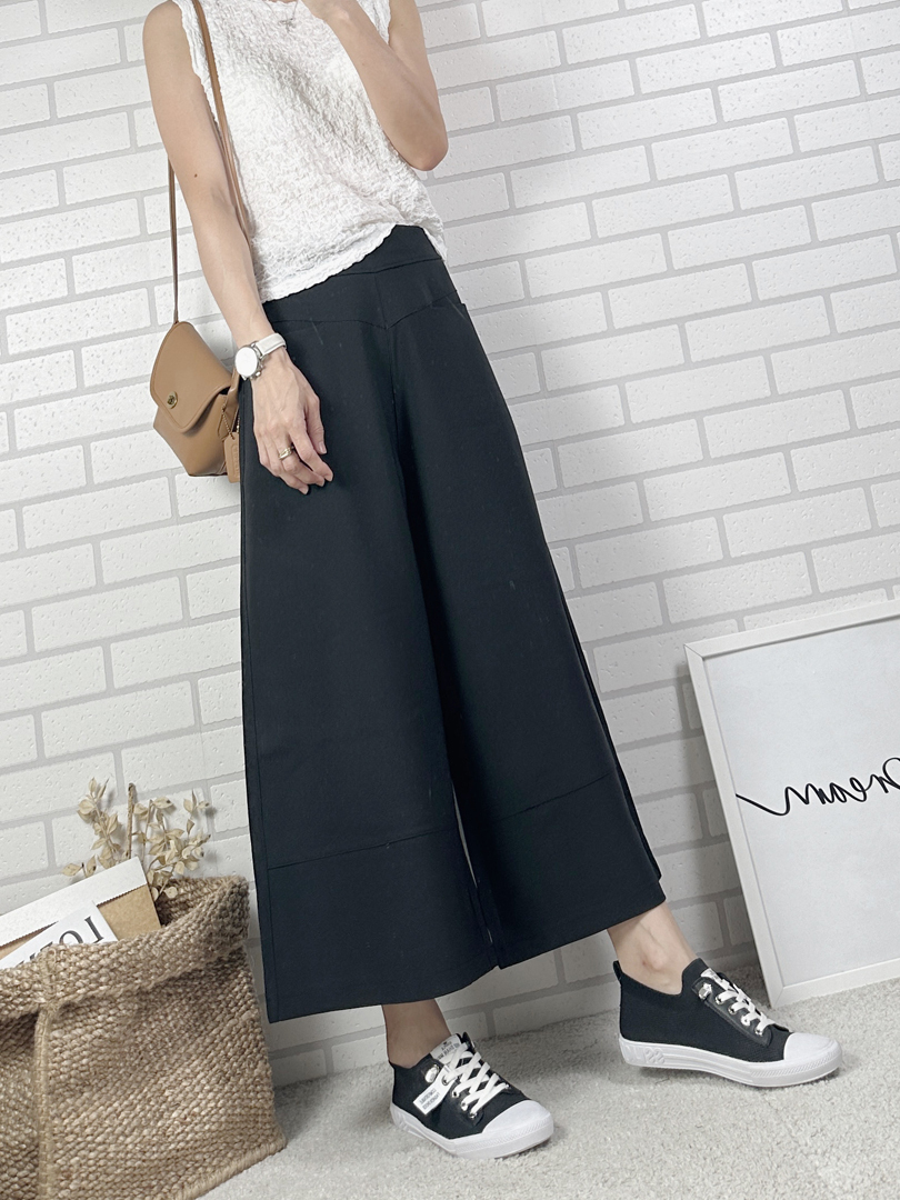 有一種微妙的修飾就是要挺不要貼的寬褲