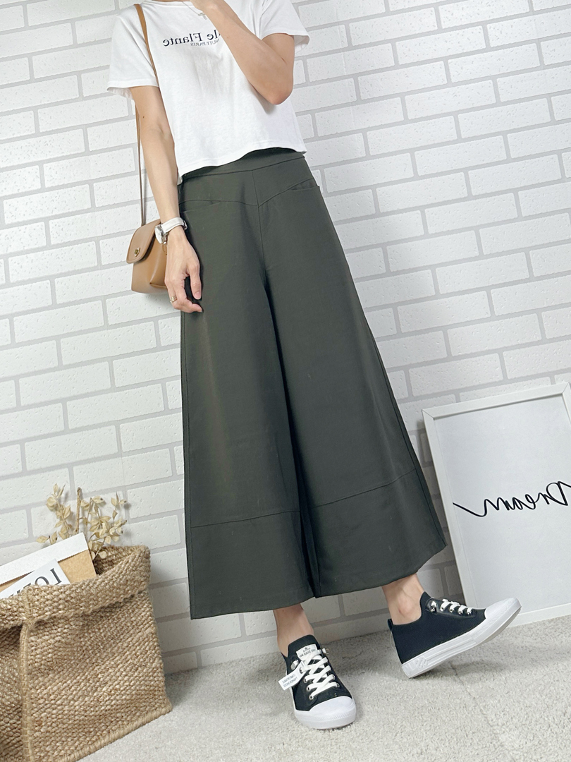 有一種微妙的修飾就是要挺不要貼的寬褲