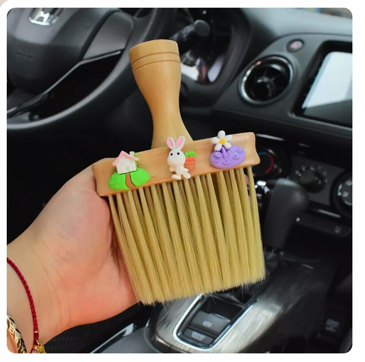 Popular cartoon solid wood car air outlet dust removal brush (carrot frame rabbit)