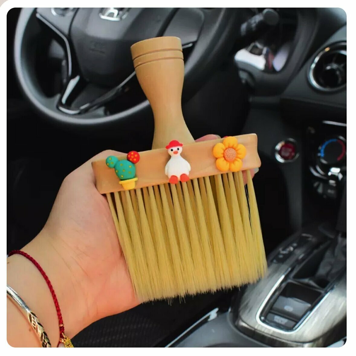 Popular cartoon solid wood car air outlet dust removal brush (Red Riding Hood Duck)