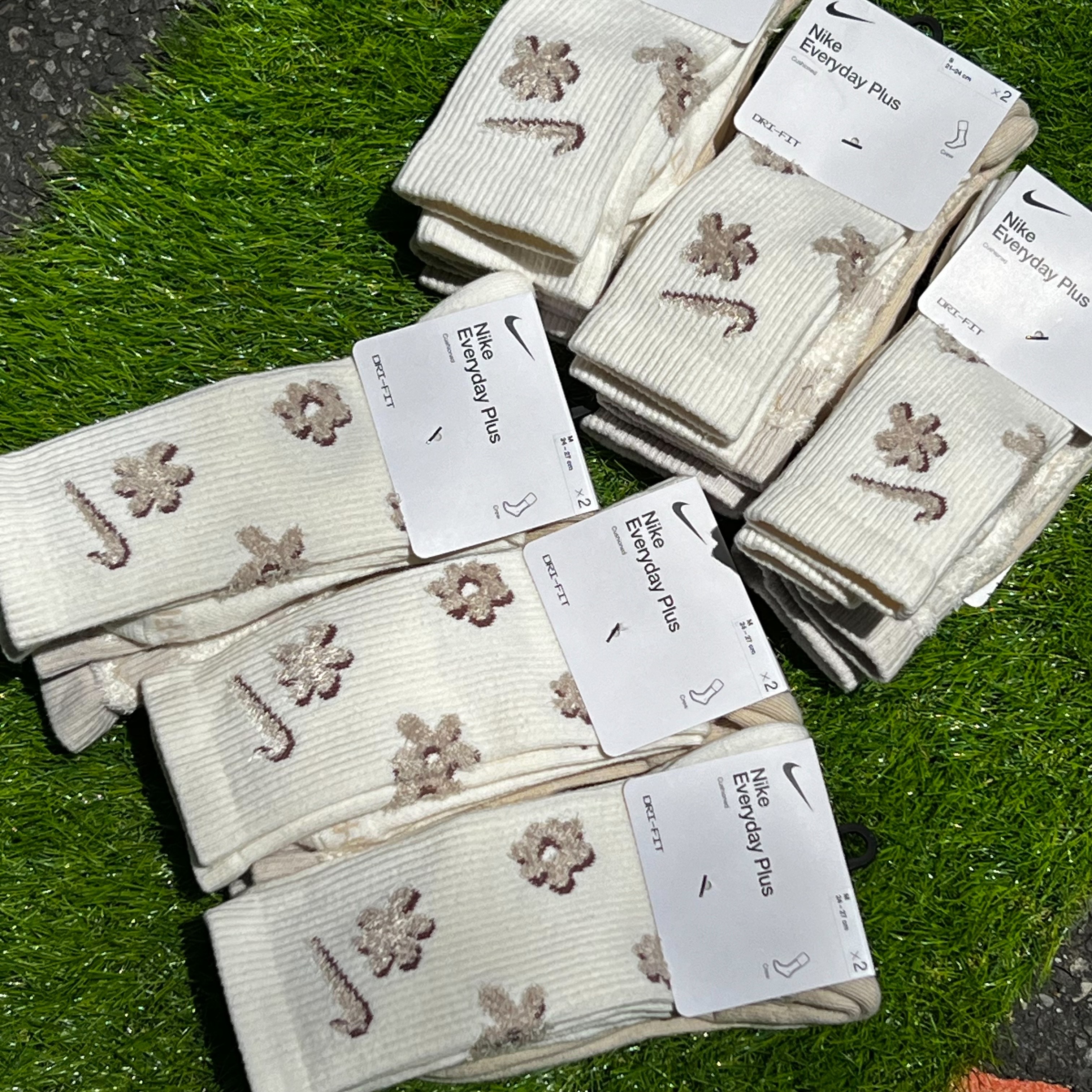 NIKE EVERYDAY PLUS 奶茶色 杏色 絨毛小花 長襪 高筒襪 兩雙一組 FN9136-900