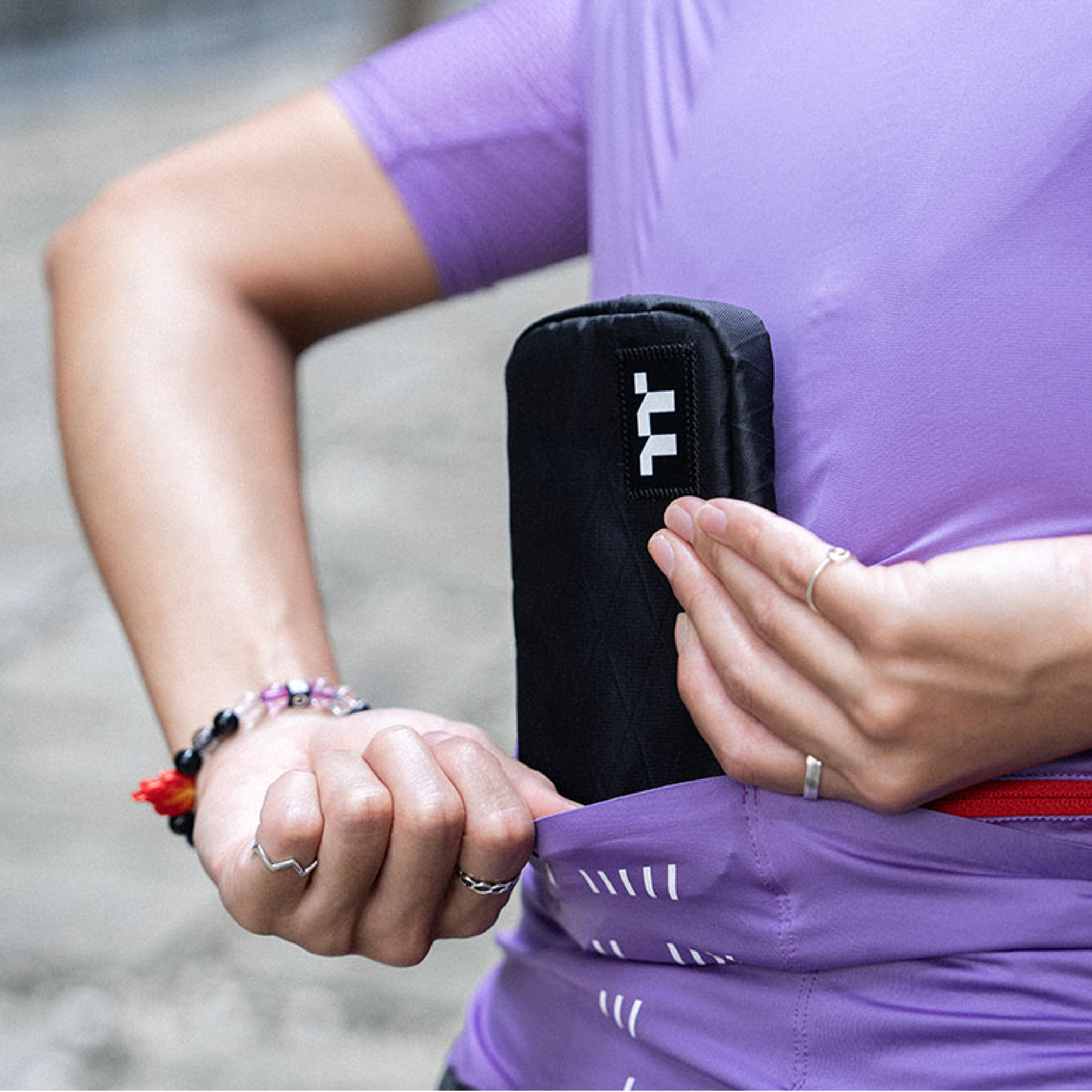 【Thermaltake】好攜帶防水隨身包 / 小