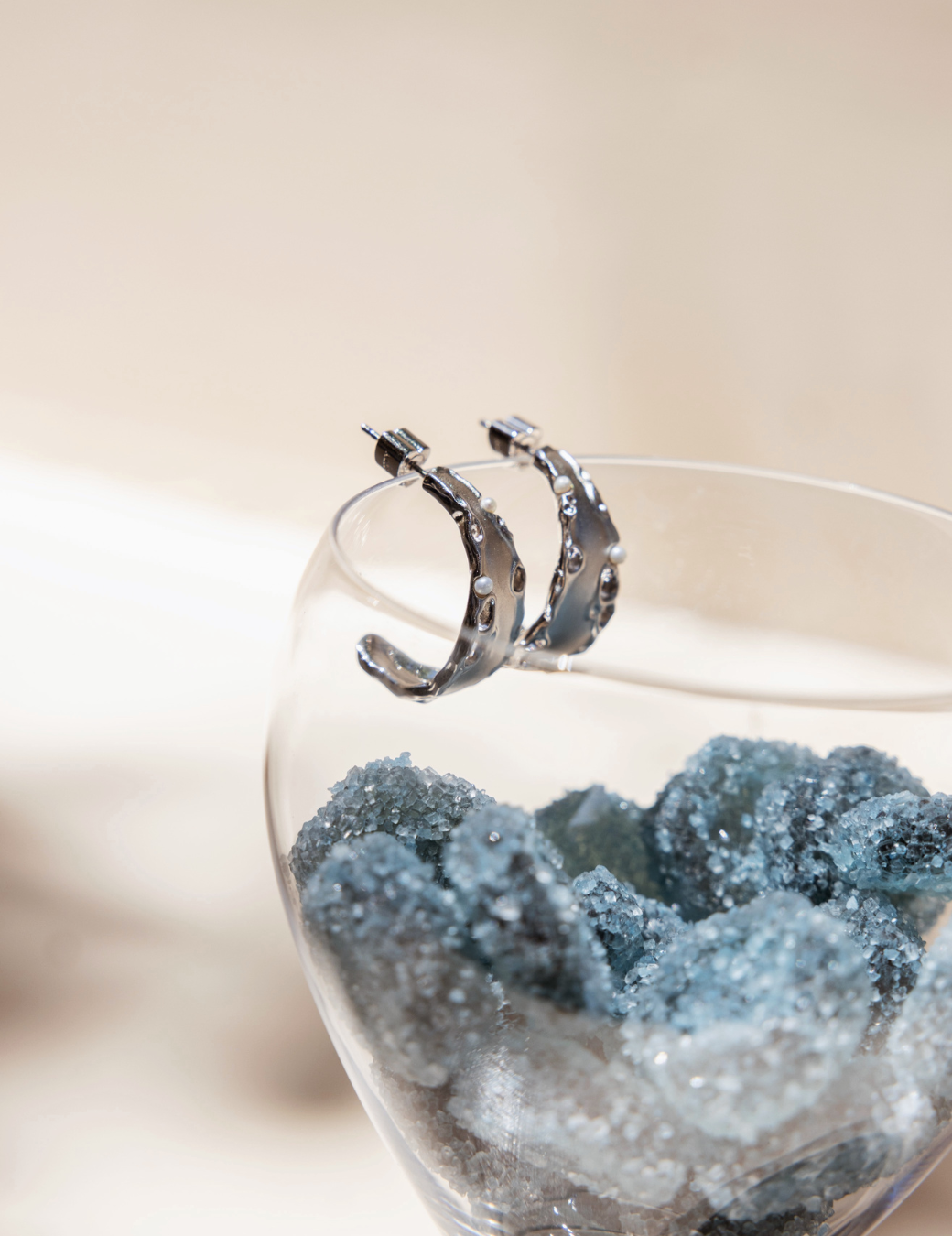 小珍珠簍空半圓圈耳環（銀色）