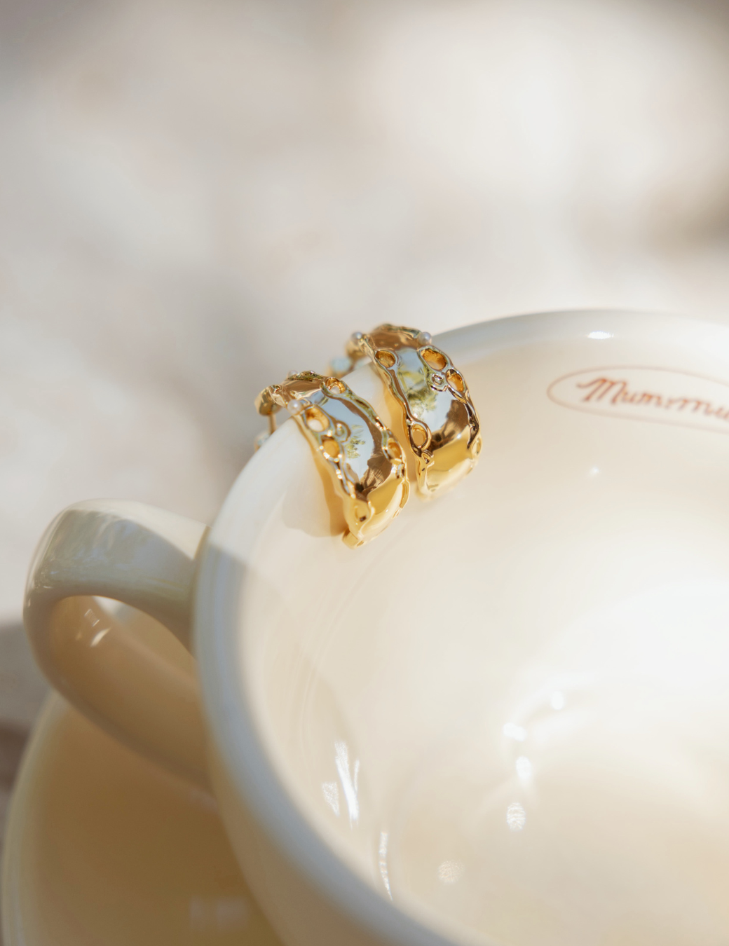 小珍珠簍空半圓圈耳環（金色）