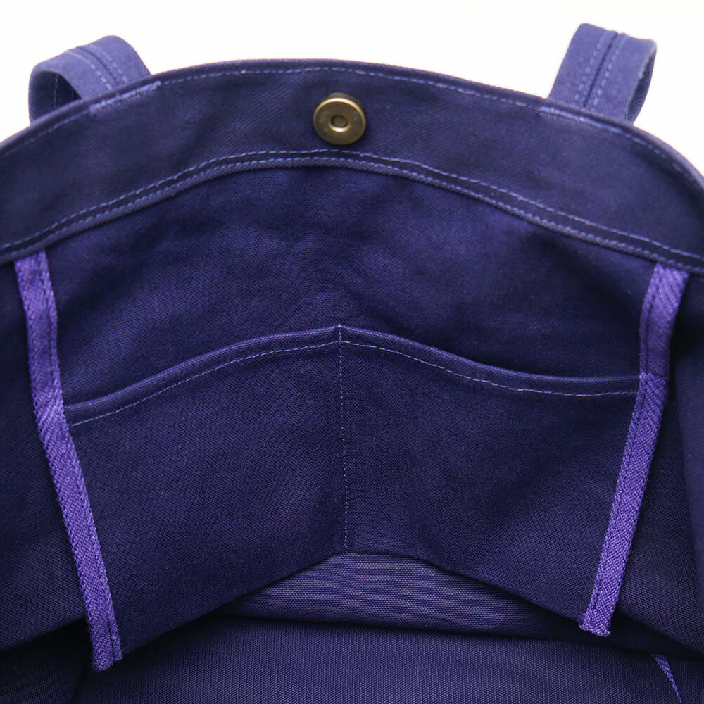 Camping Plus 深紫色圓桶形帆布托特包正面展示，簡約設計，適合日常與戶外使用