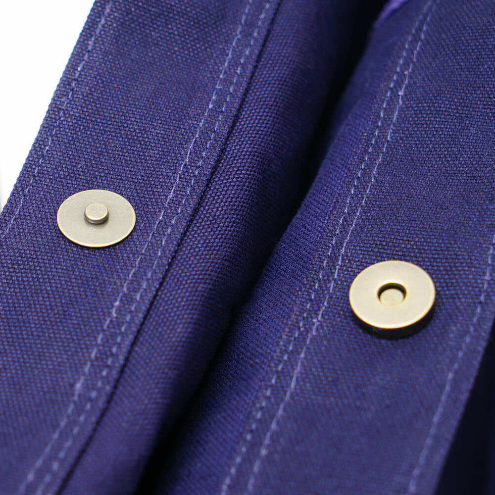 Camping Plus 深紫色圓桶形帆布托特包正面展示，簡約設計，適合日常與戶外使用