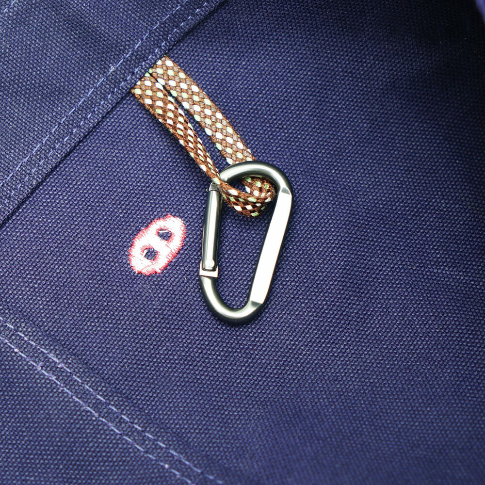 Camping Plus 深紫色圓桶形帆布托特包正面展示，簡約設計，適合日常與戶外使用