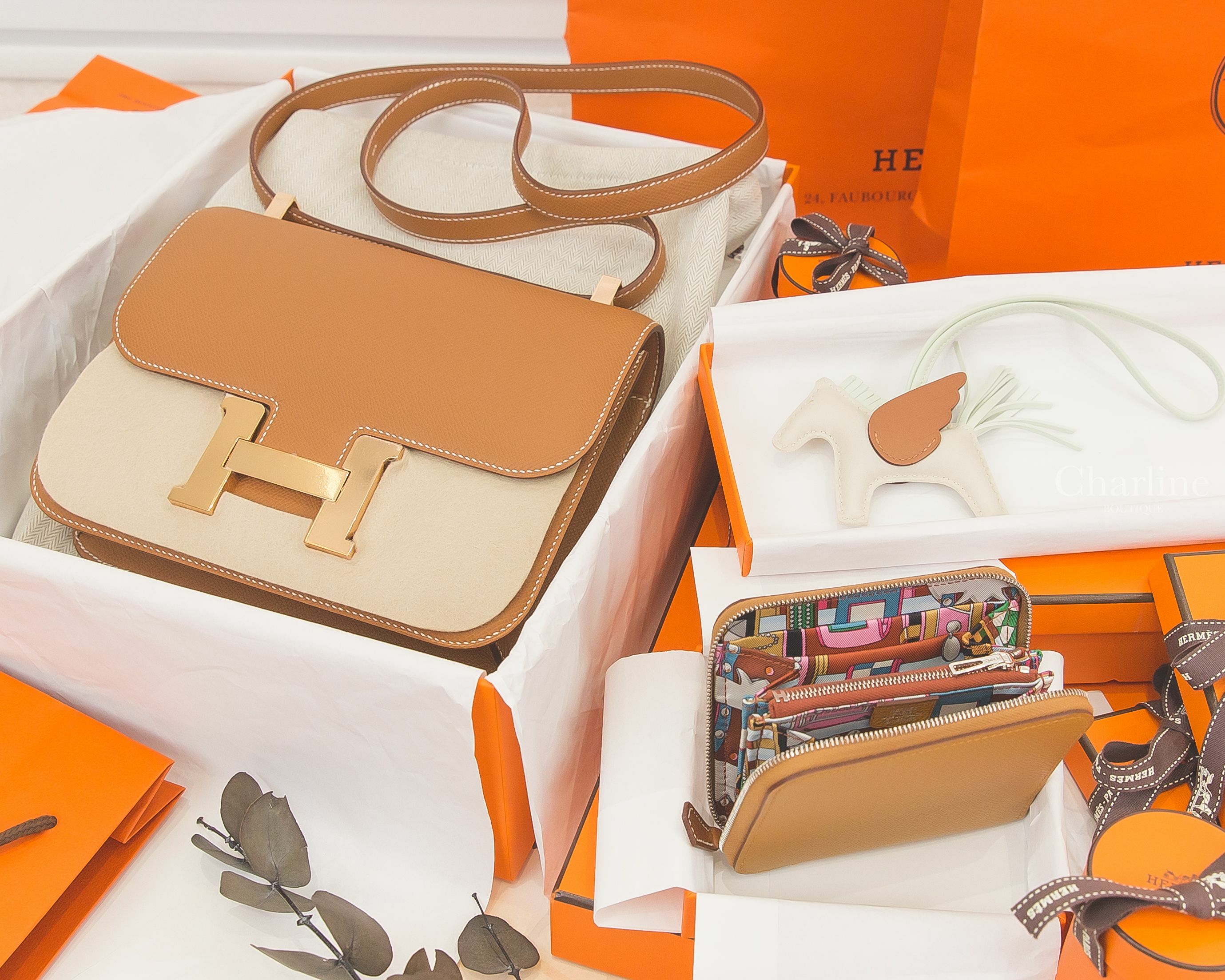 Hermès Constance 24cm Epsom 焦糖色玫瑰金釦鏡面款,Hermès 2S Sesame Epsom 芝麻黃色絲巾短夾,Hermès Pegase 奶昔白/氣泡綠/焦糖色小飛馬-Charline Boutique 精品代購