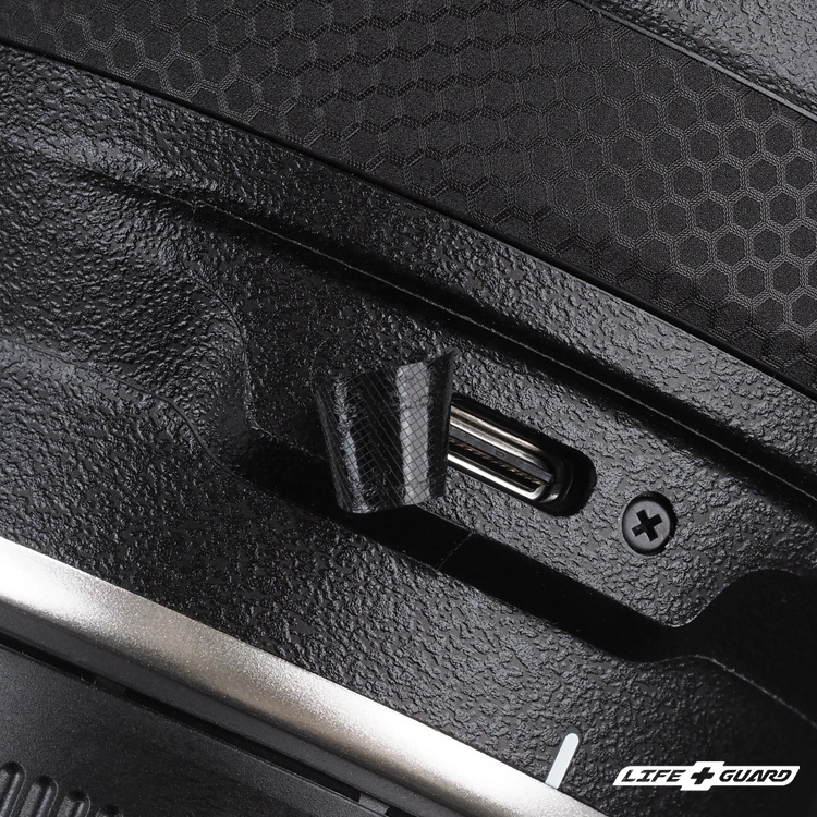 LIFE+GUARD TAMRON 28-300mm F4-7.1 貼膜質感特寫，LIFE+GUARD 專機專屬開版