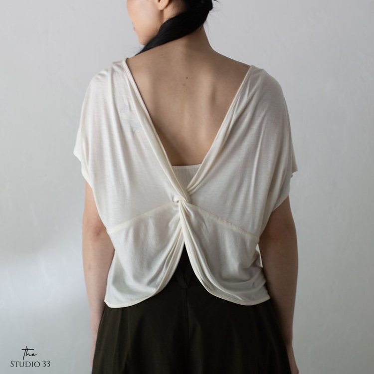 瀟灑輕狂後背扭轉上衣