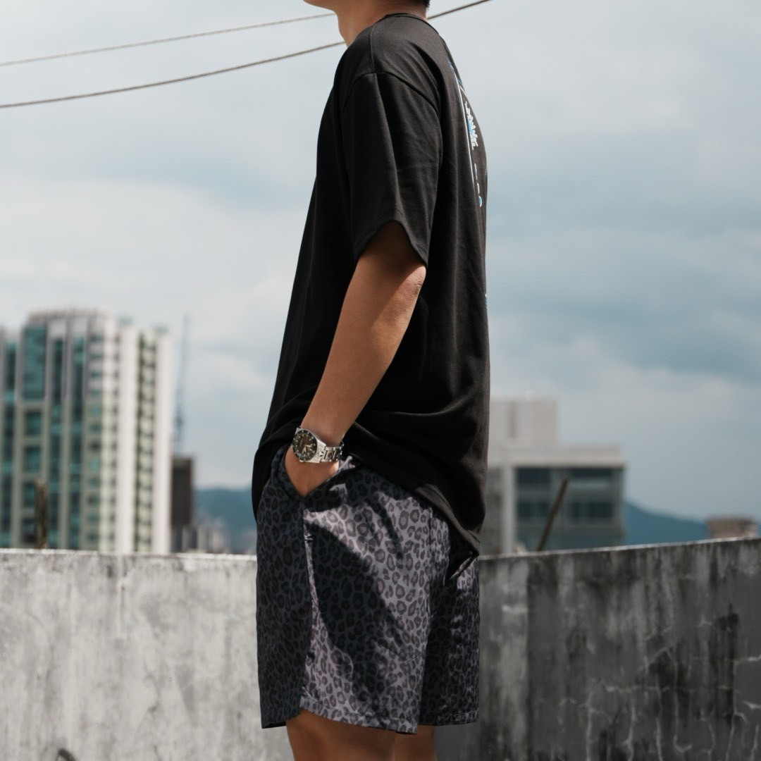 男模著機能防潑水豹紋短褲深灰豹紋穿搭細節