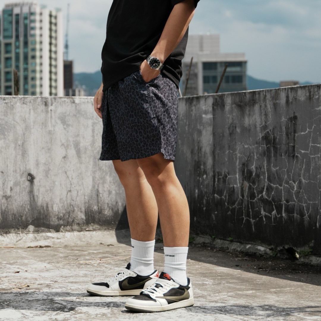 男模著機能防潑水豹紋短褲深灰豹紋穿搭照