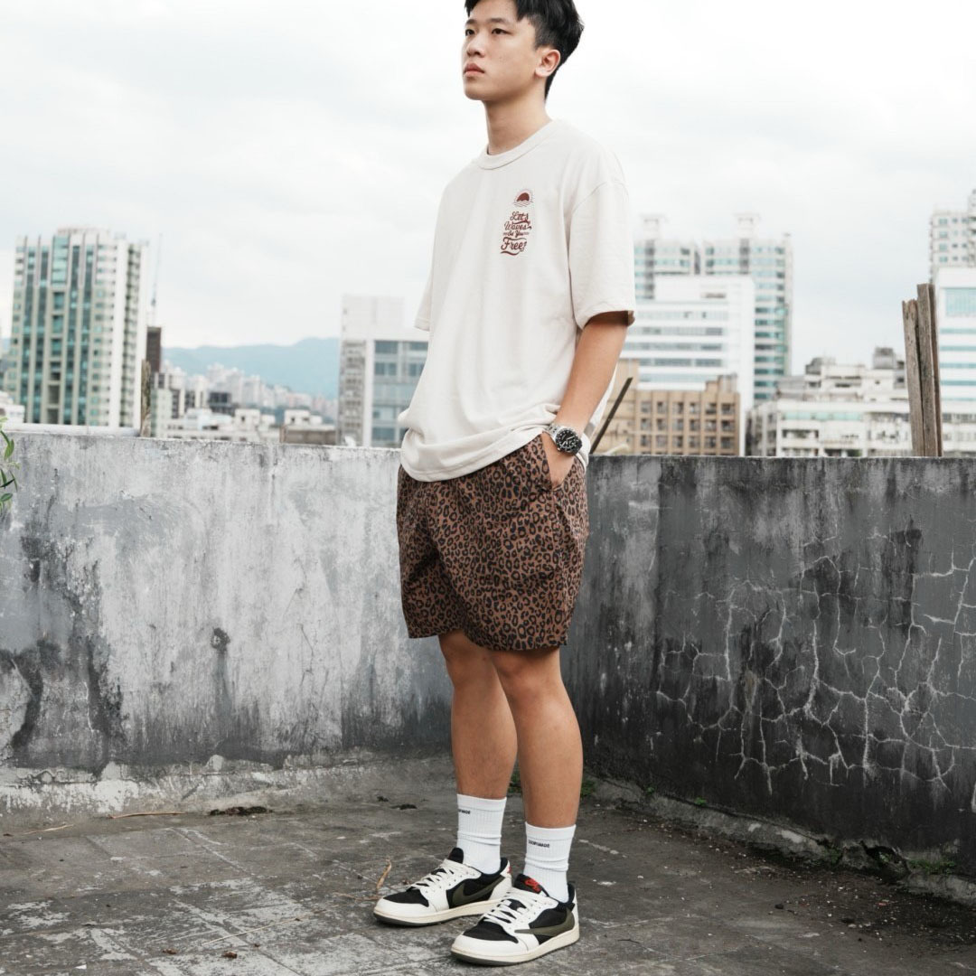 男模著機能防潑水豹紋短褲經典豹紋