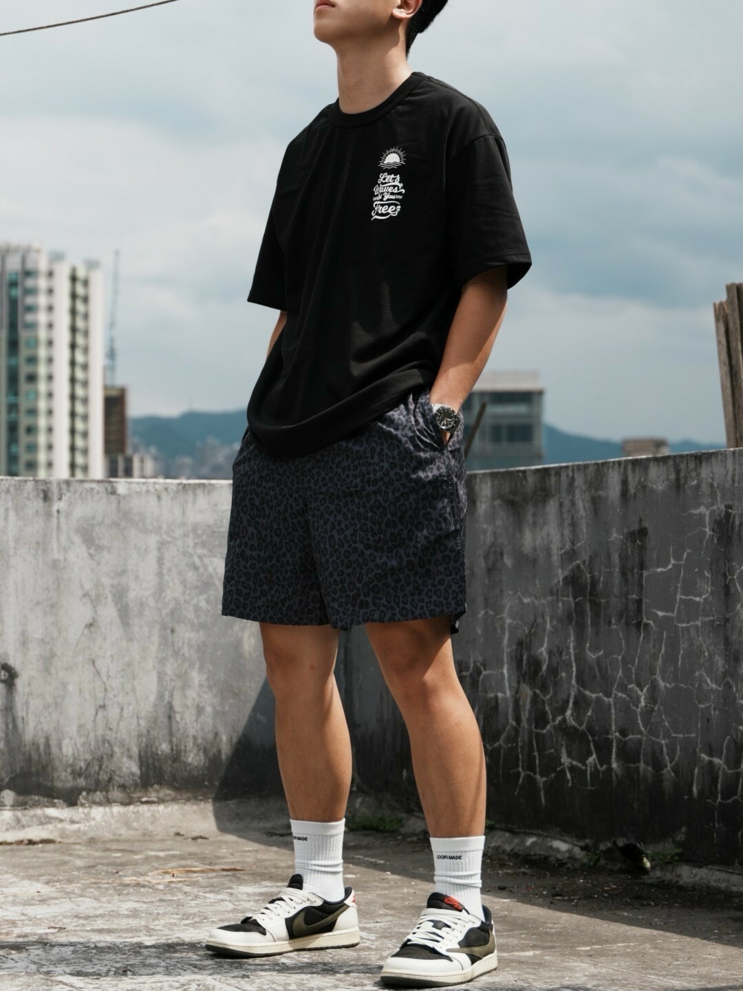 男模著機能防潑水豹紋短褲深灰豹紋