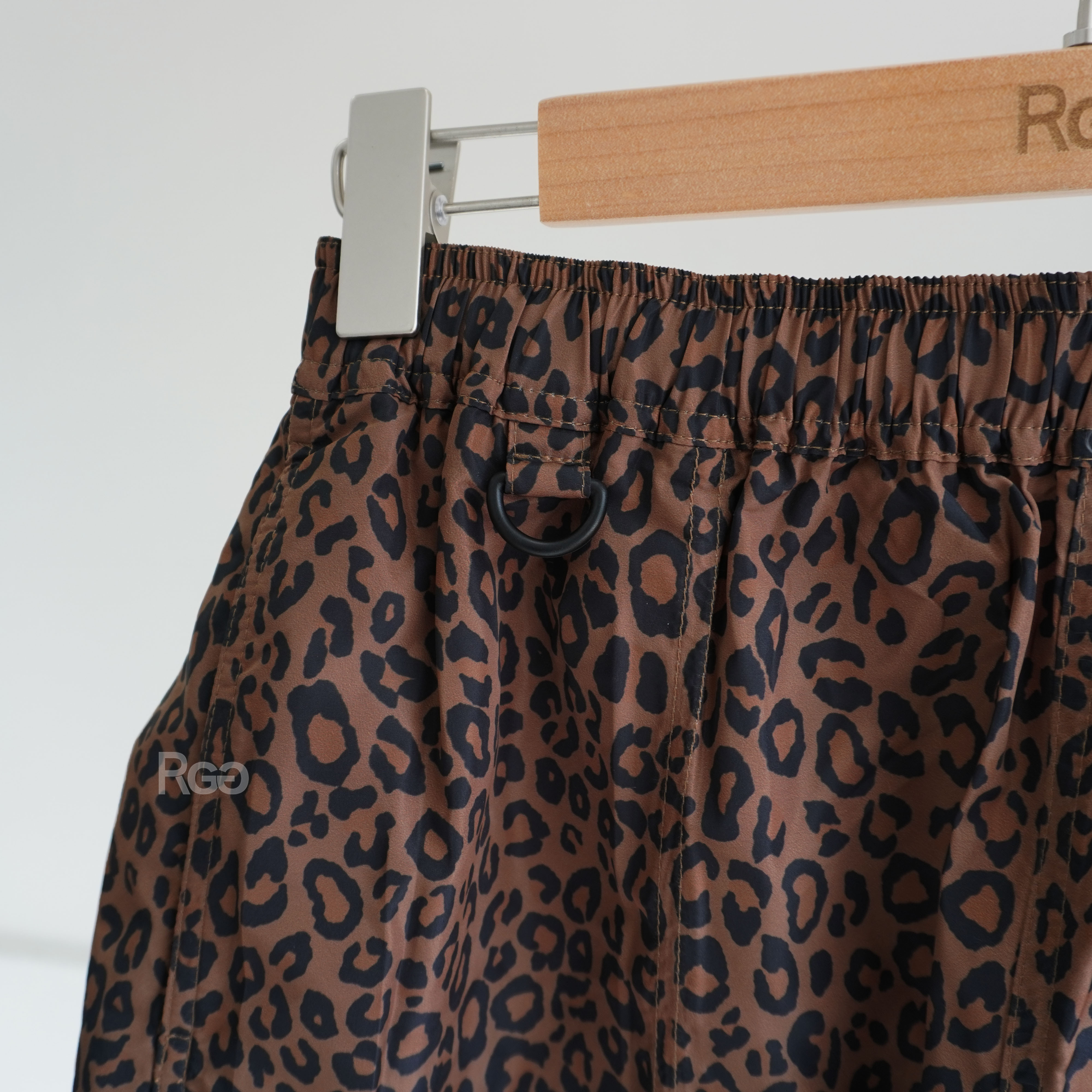 機能防潑水豹紋短褲正面細節照