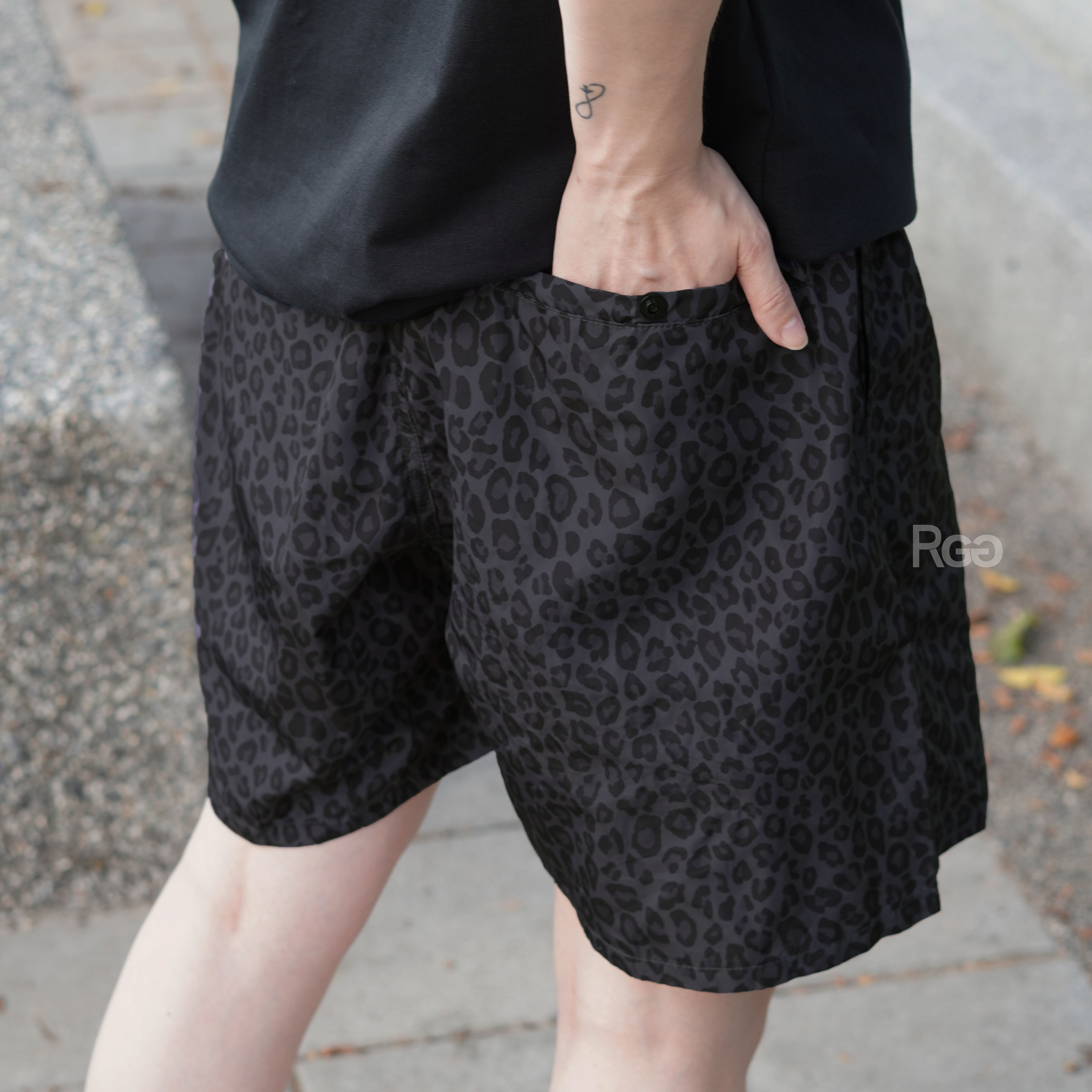 女模著機能防潑水豹紋短褲深灰豹紋背面細節照