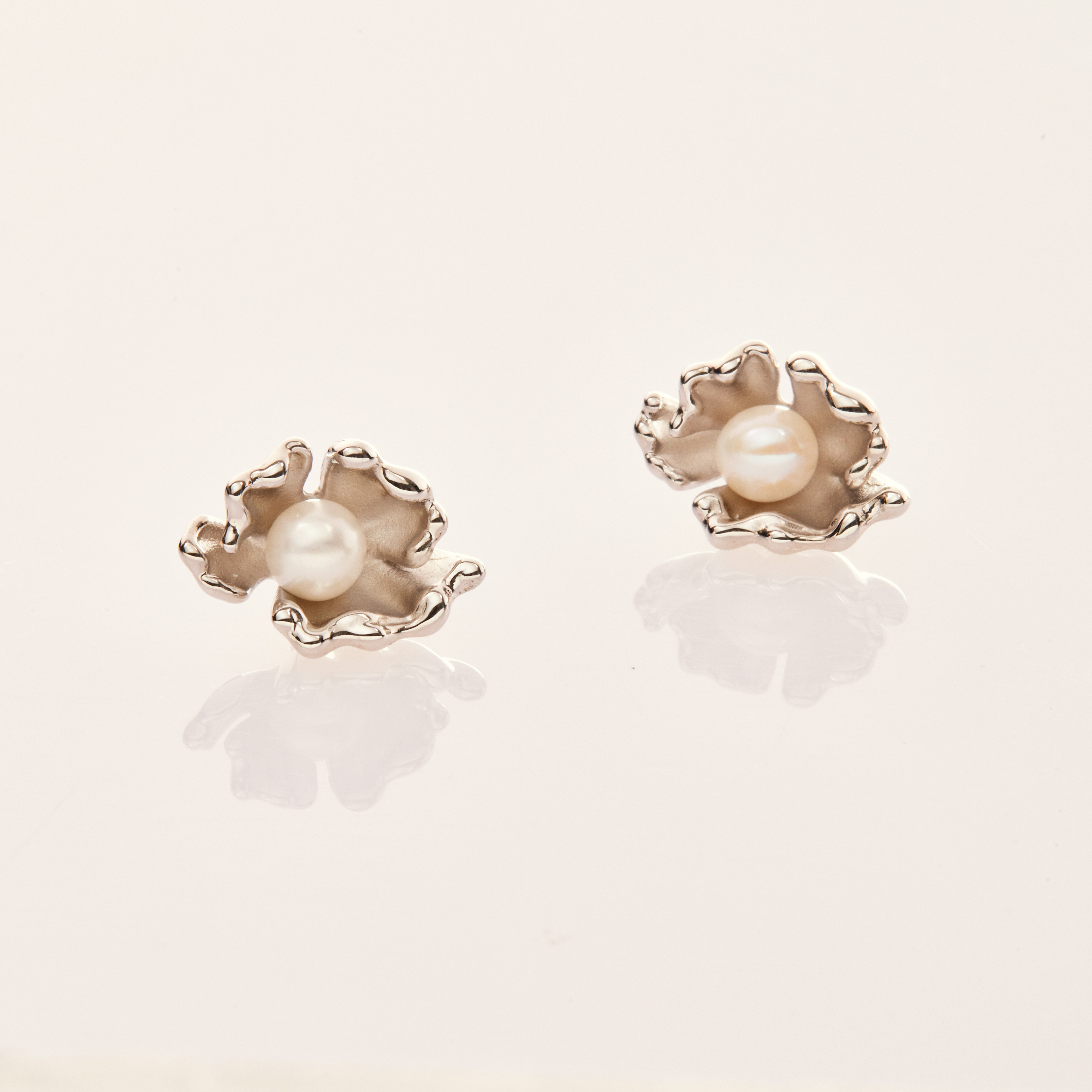 E1473 | 純銀花苞珍珠耳環